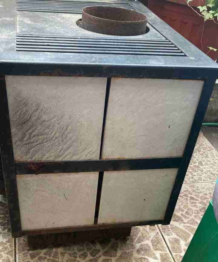 Estufa a leña de metal negra - miniatura 3