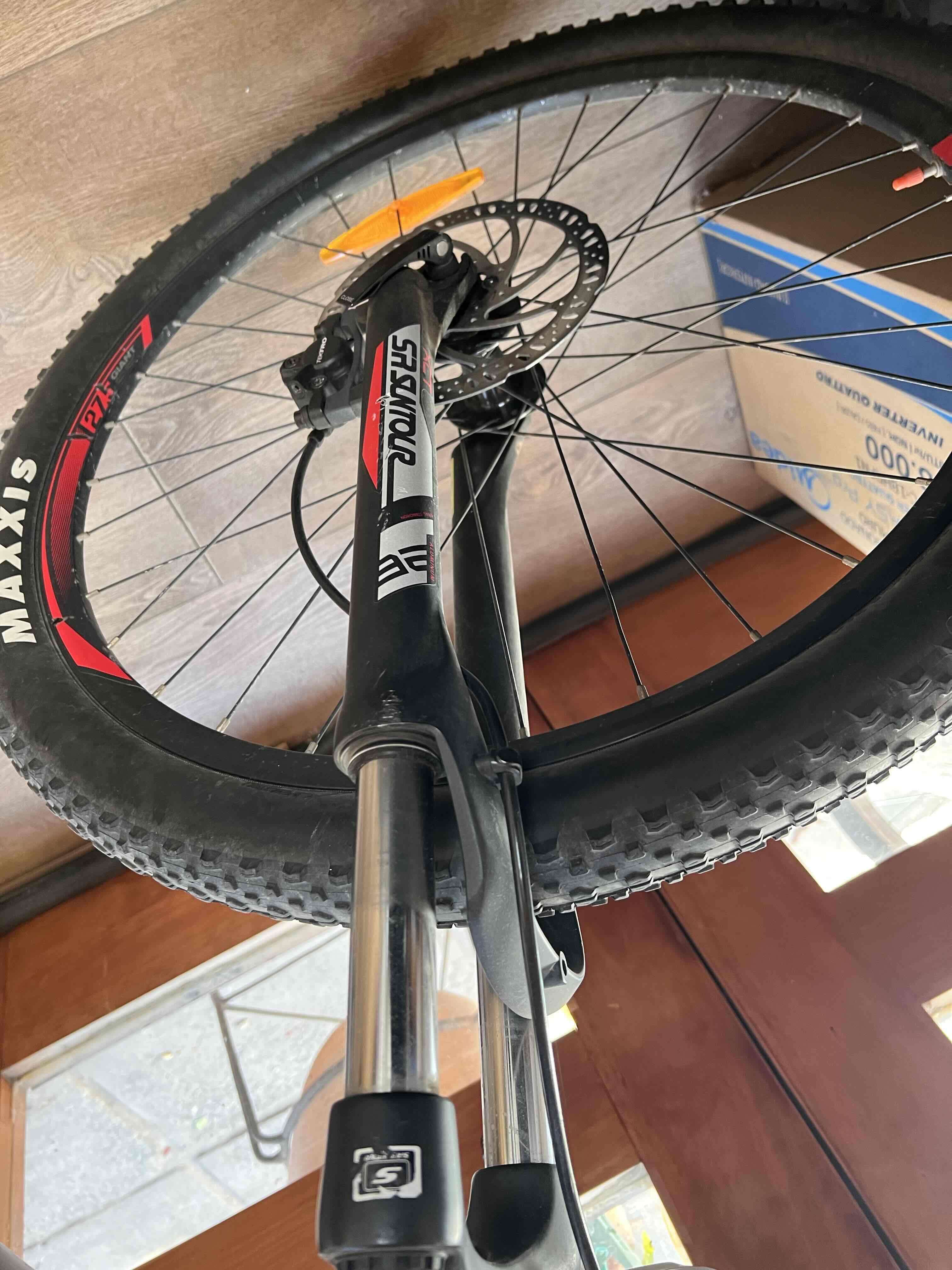 Bicicleta de montaña giant talon 3 plateada - miniatura 2