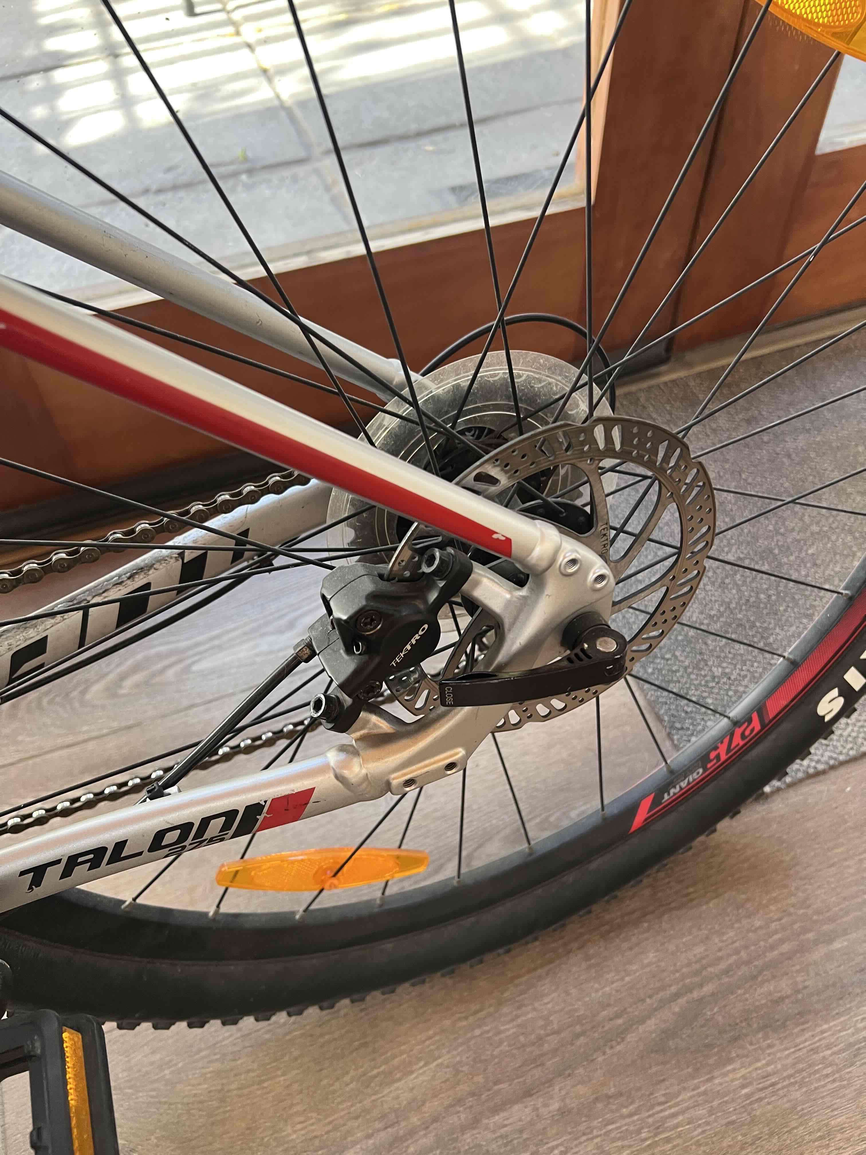 Bicicleta de montaña giant talon 3 plateada - miniatura 4