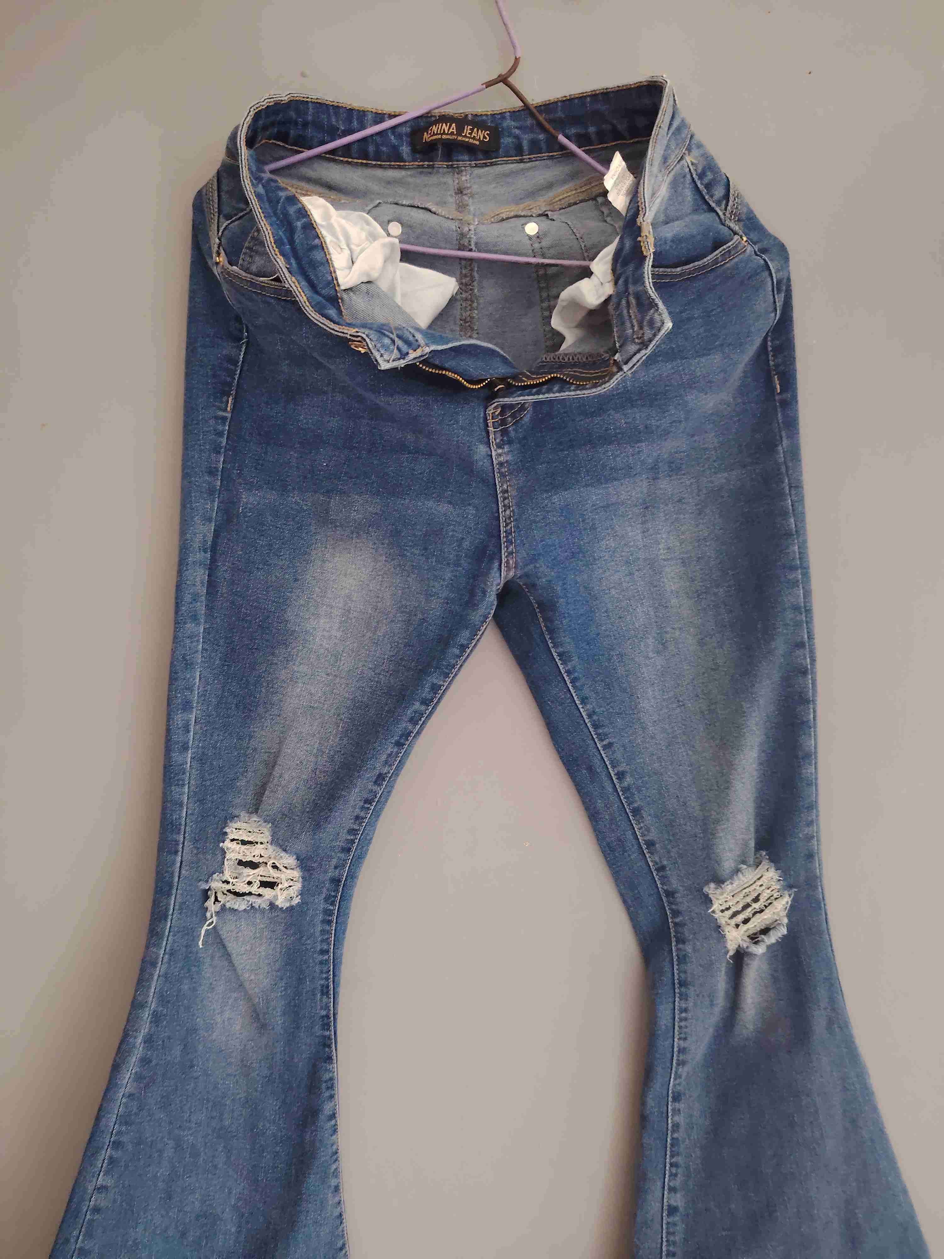 Jeans acampanados con rasgaduras - miniatura 2