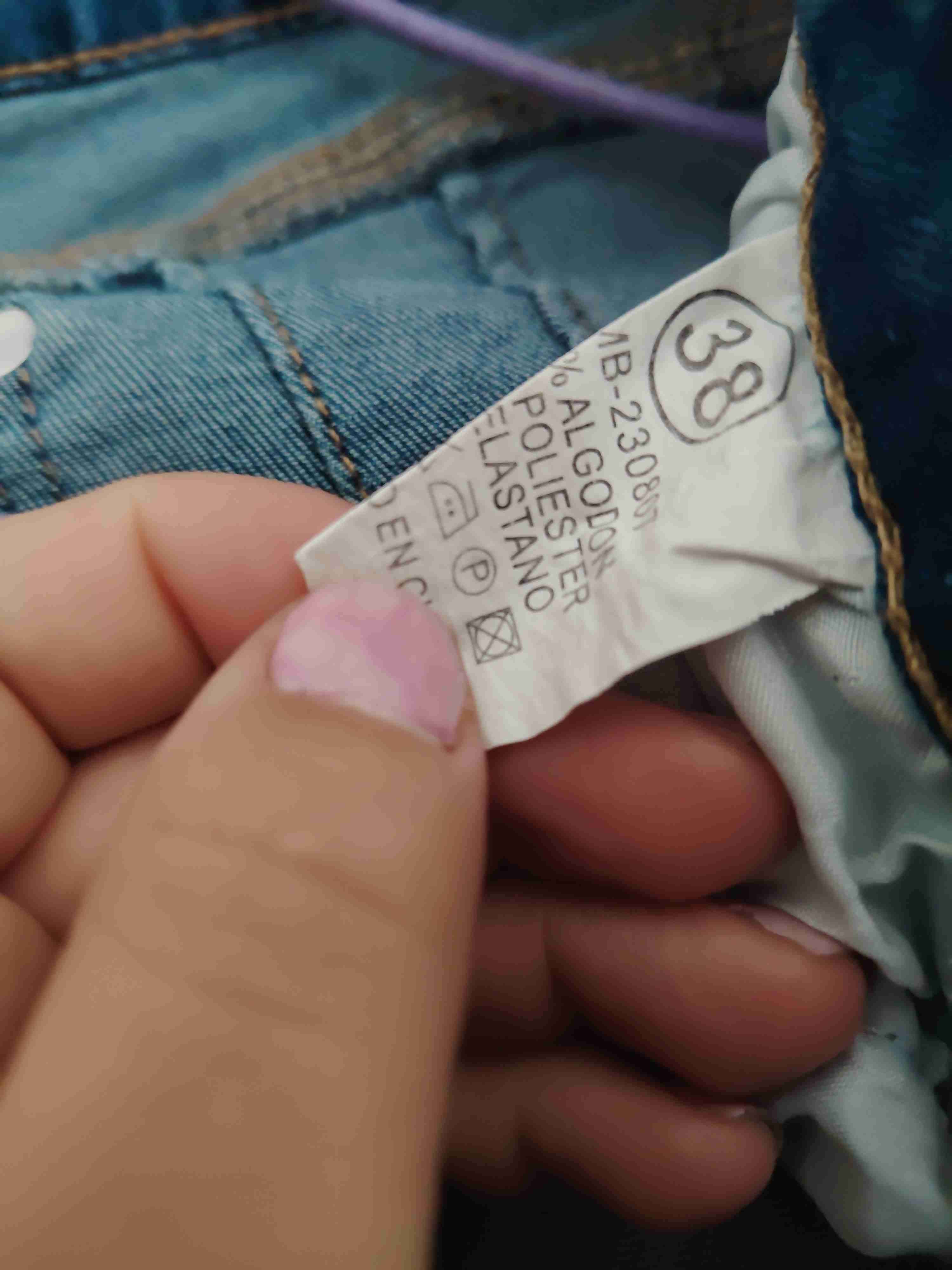 Jeans acampanados con rasgaduras - miniatura 3