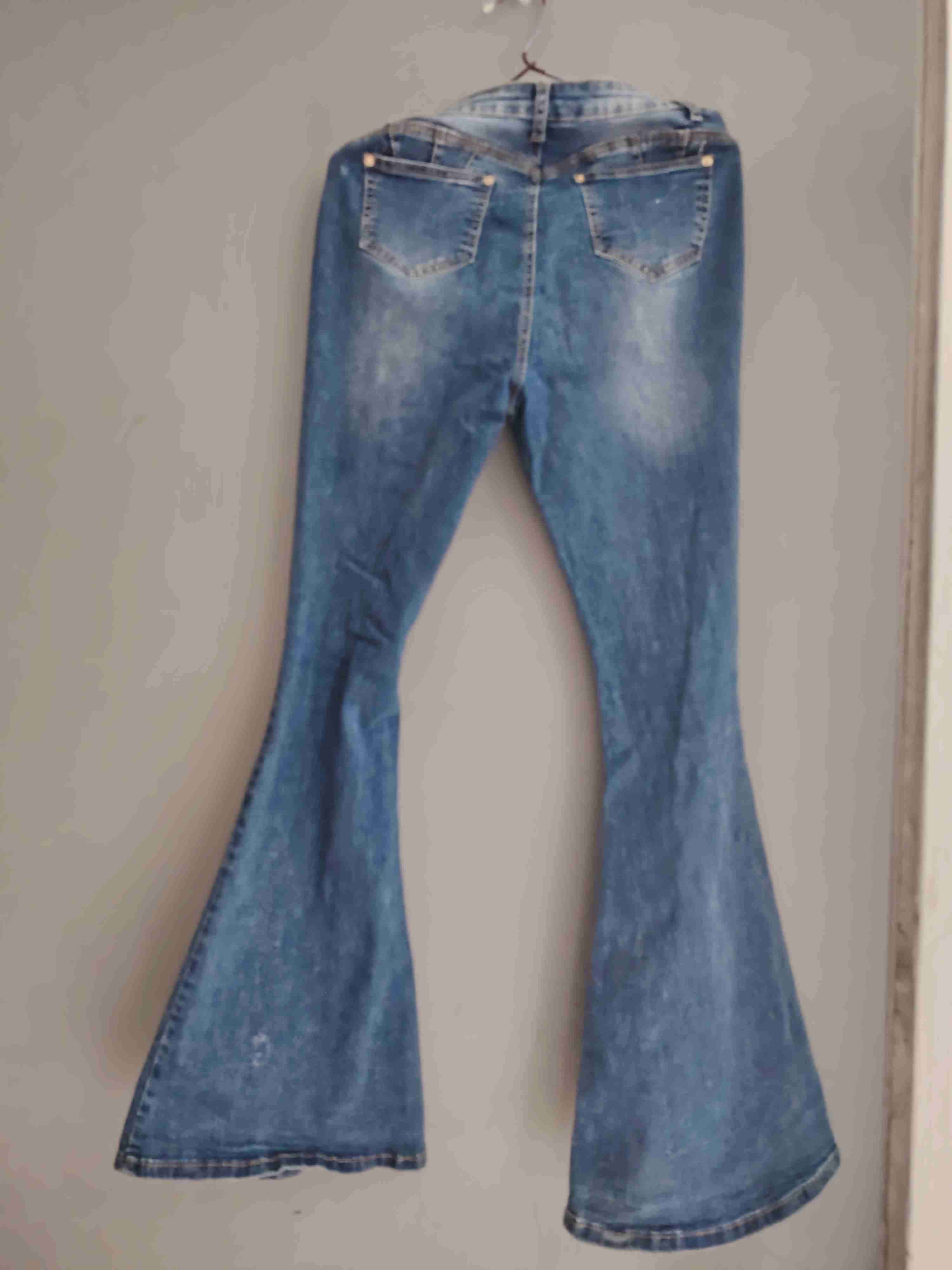 Jeans acampanados con rasgaduras - miniatura 4