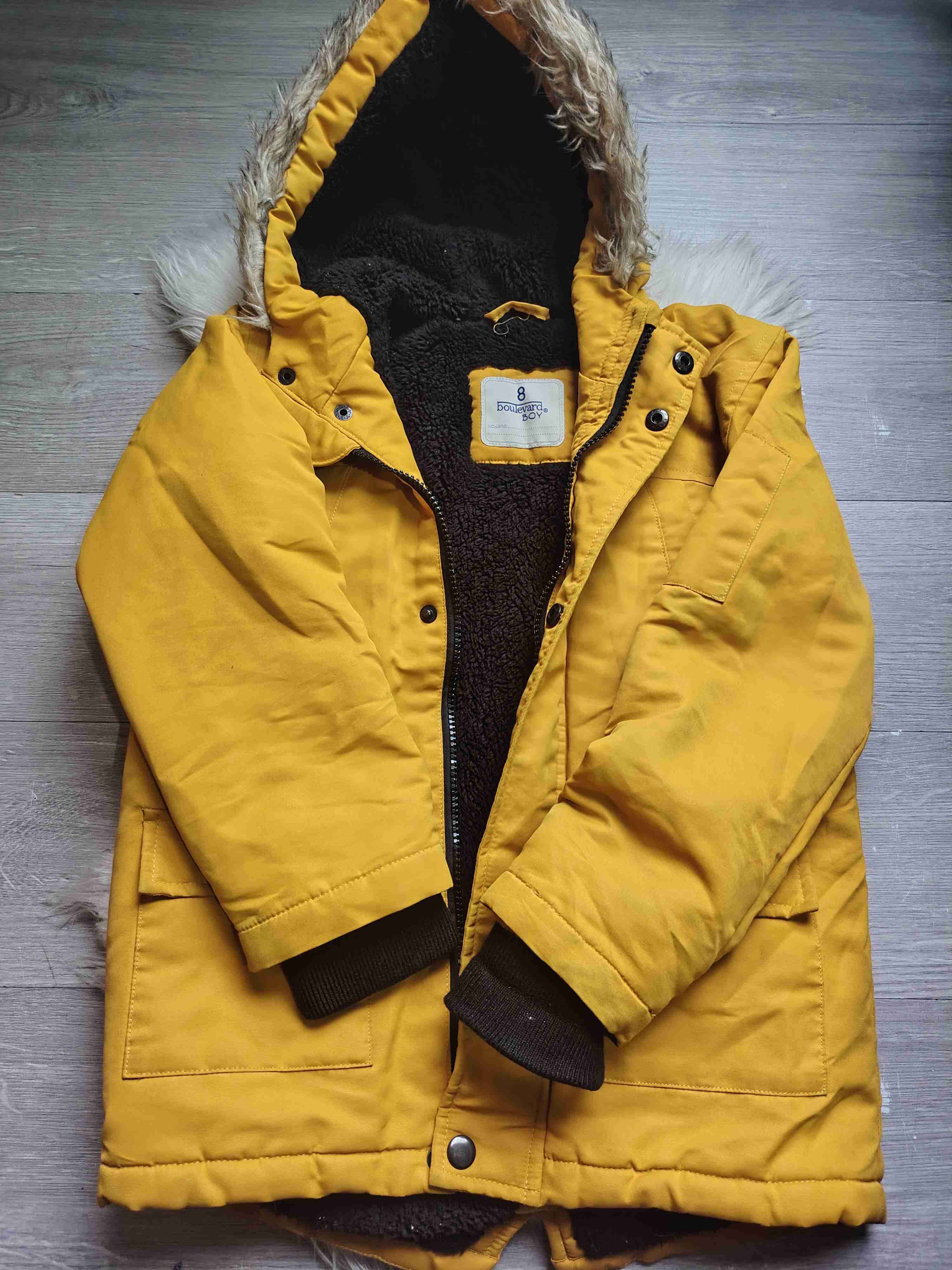 Parka amarilla con capucha de peluche - miniatura 2