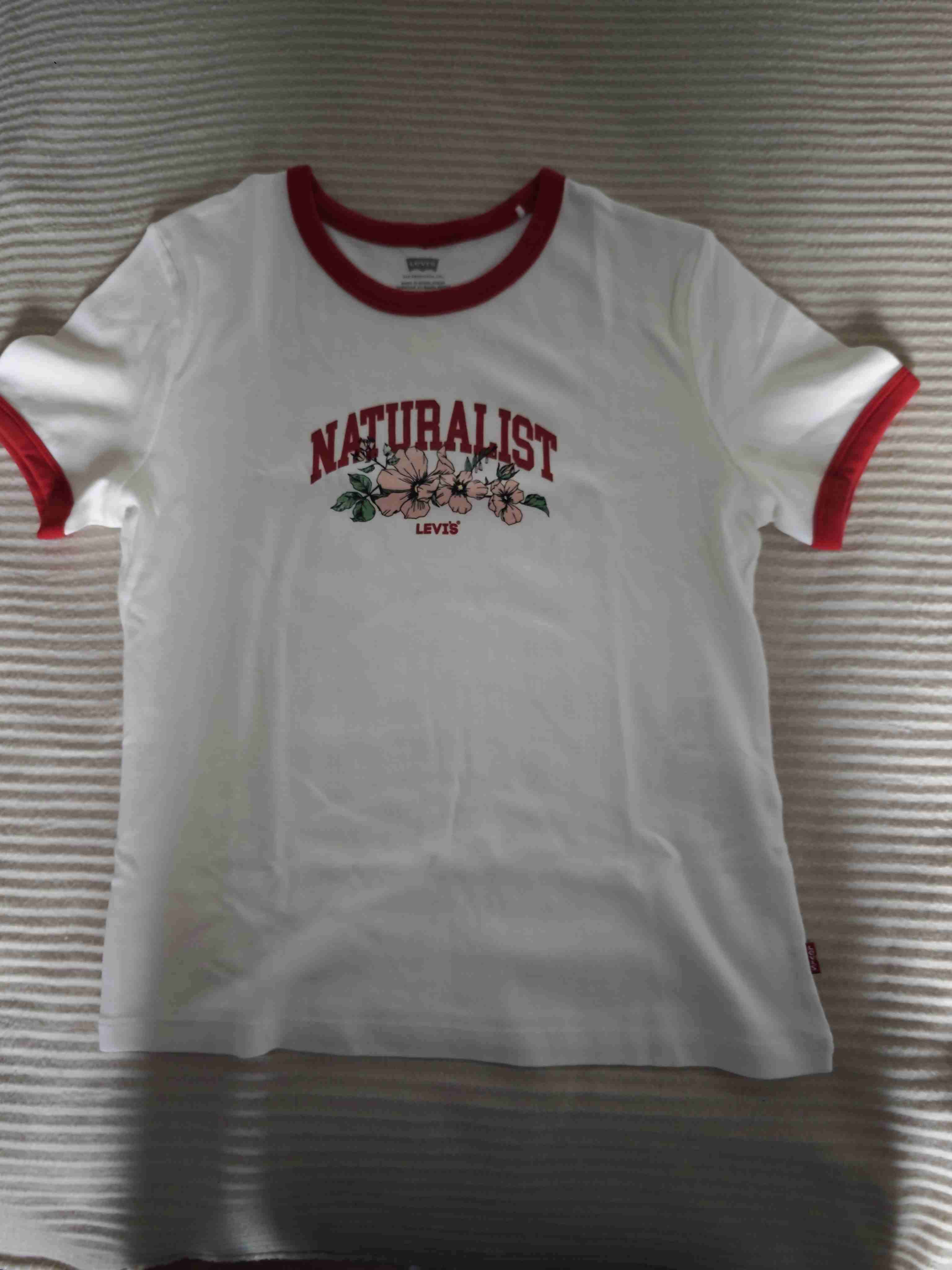 Polera Levi's blanca y roja