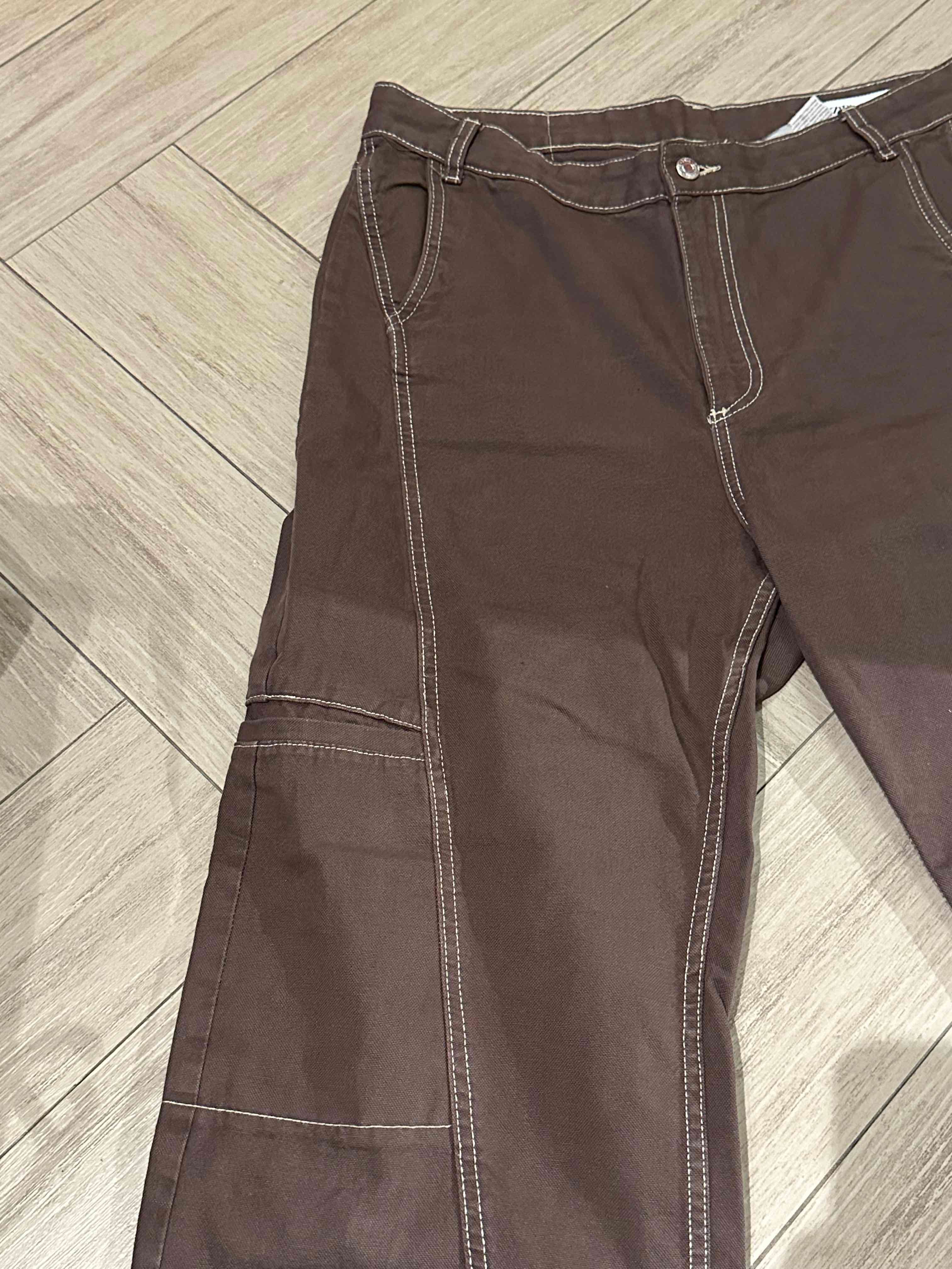 Pantalón marrón con costuras visibles - miniatura 2