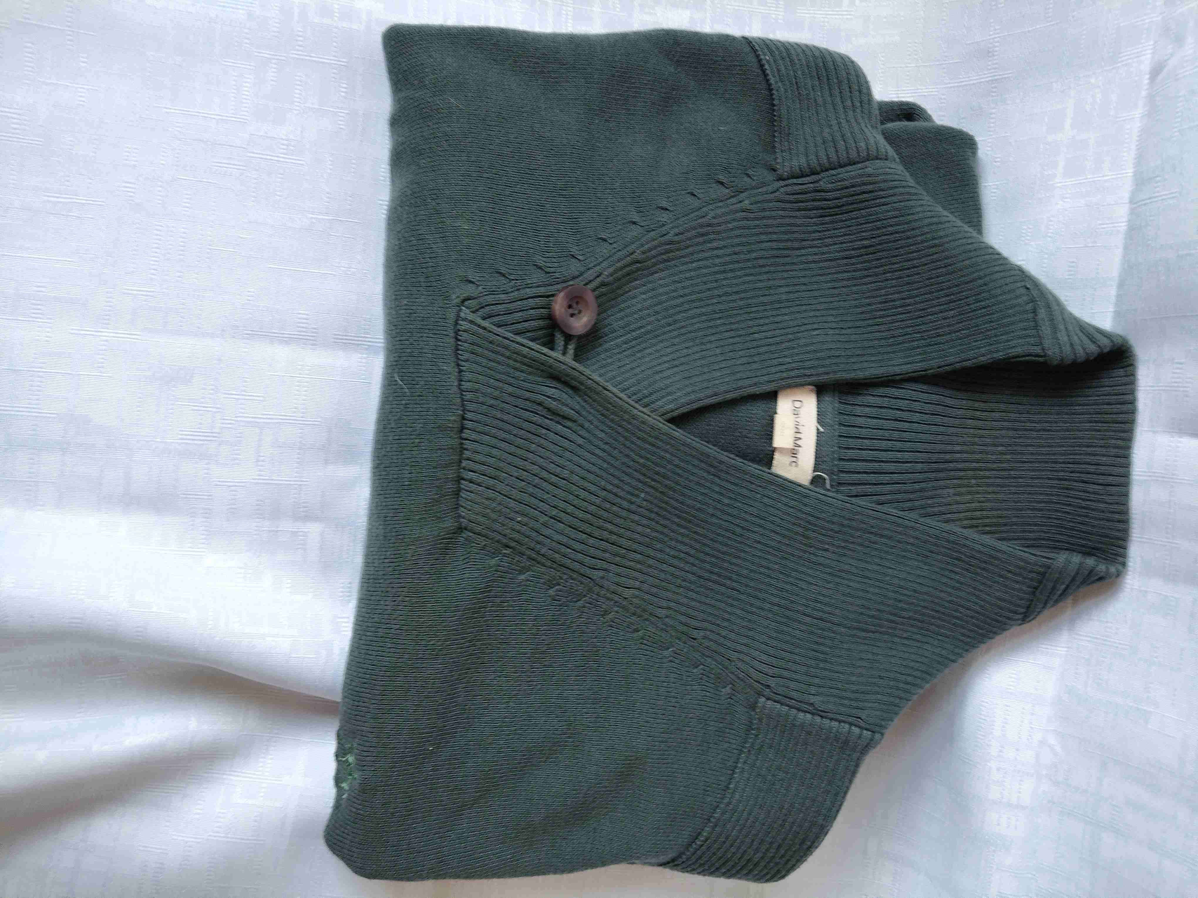 Suéter verde con cuello en V - miniatura 2