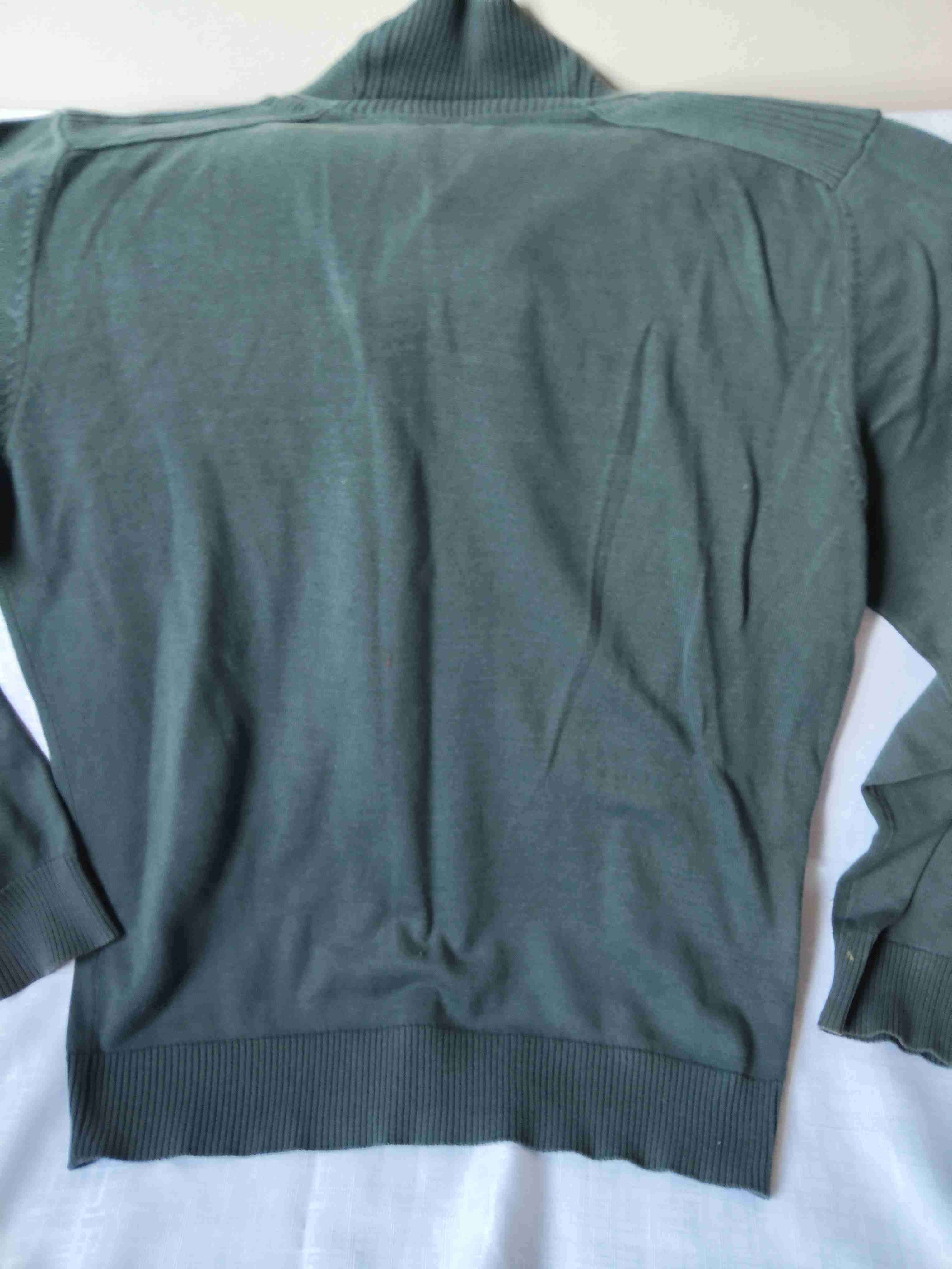 Suéter verde con cuello en V - miniatura 3