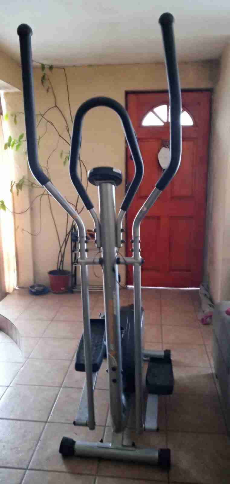 Máquina elíptica en buen estado - miniatura 2