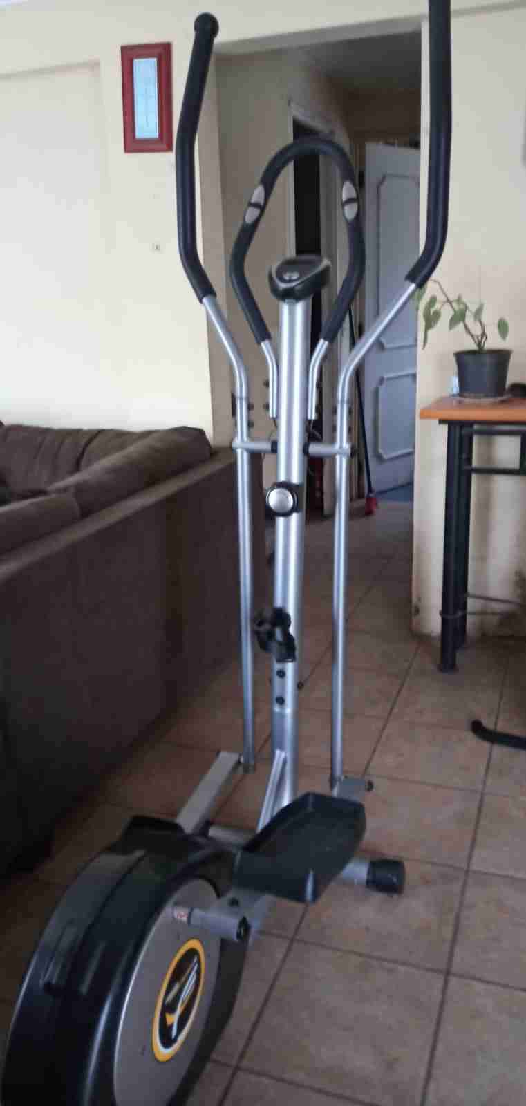 Máquina elíptica en buen estado - miniatura 4