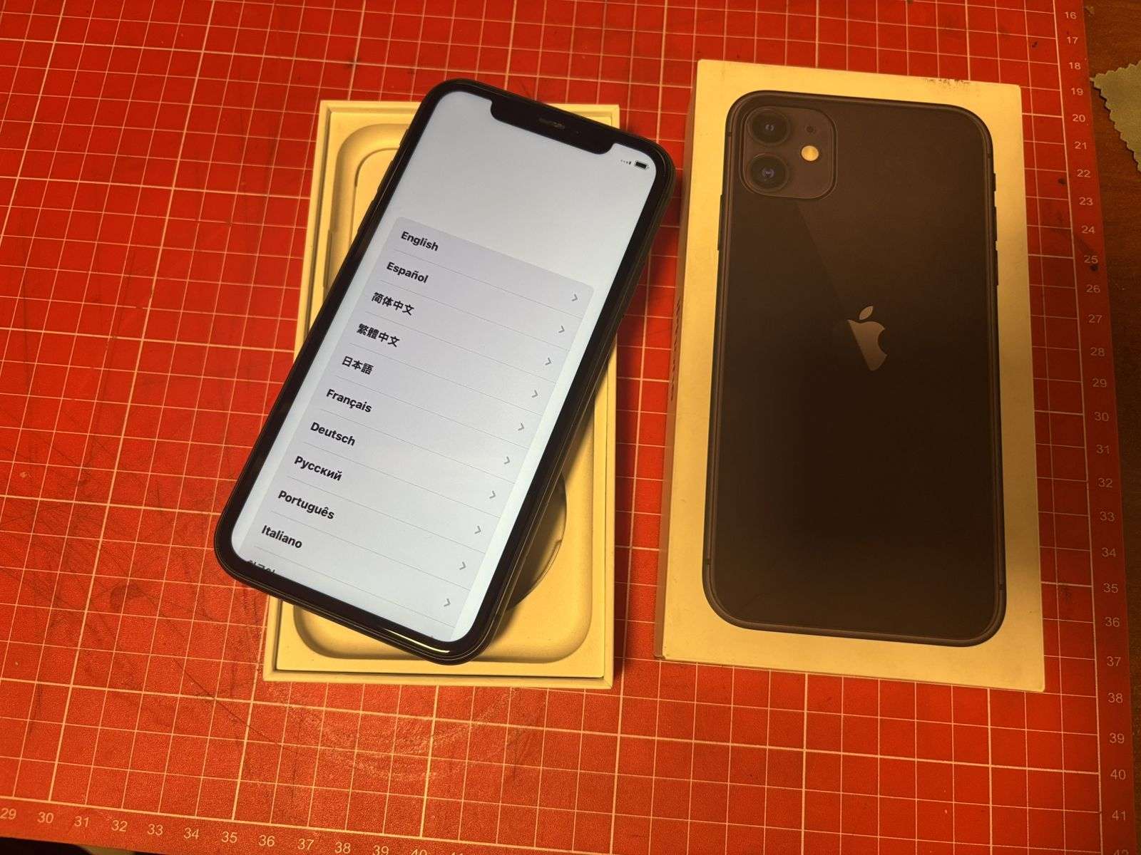 iPhone 11 Black 128GB en caja original - miniatura 2