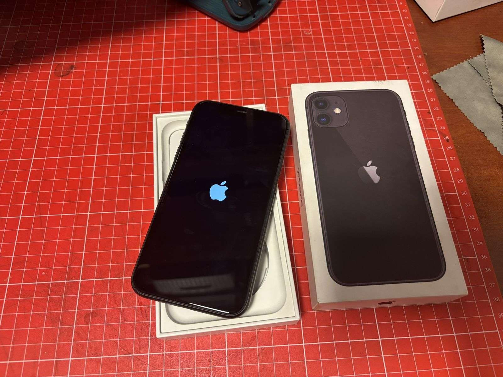 iPhone 11 Black 128GB en caja original - miniatura 3
