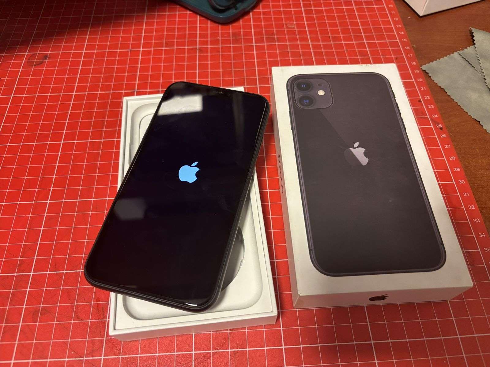 iPhone 11 Black 128GB en caja original - miniatura 5