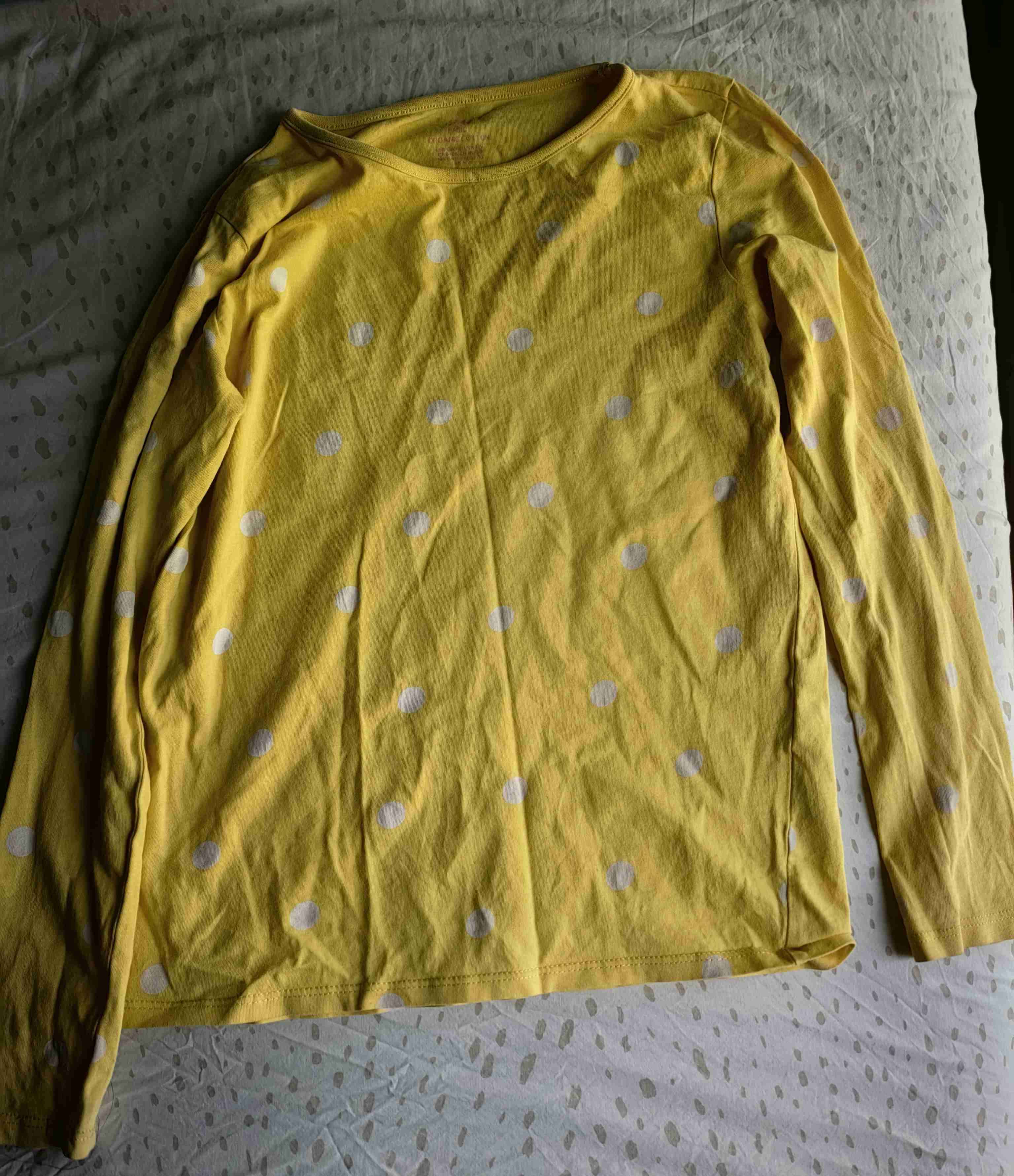 Polera amarilla de puntos