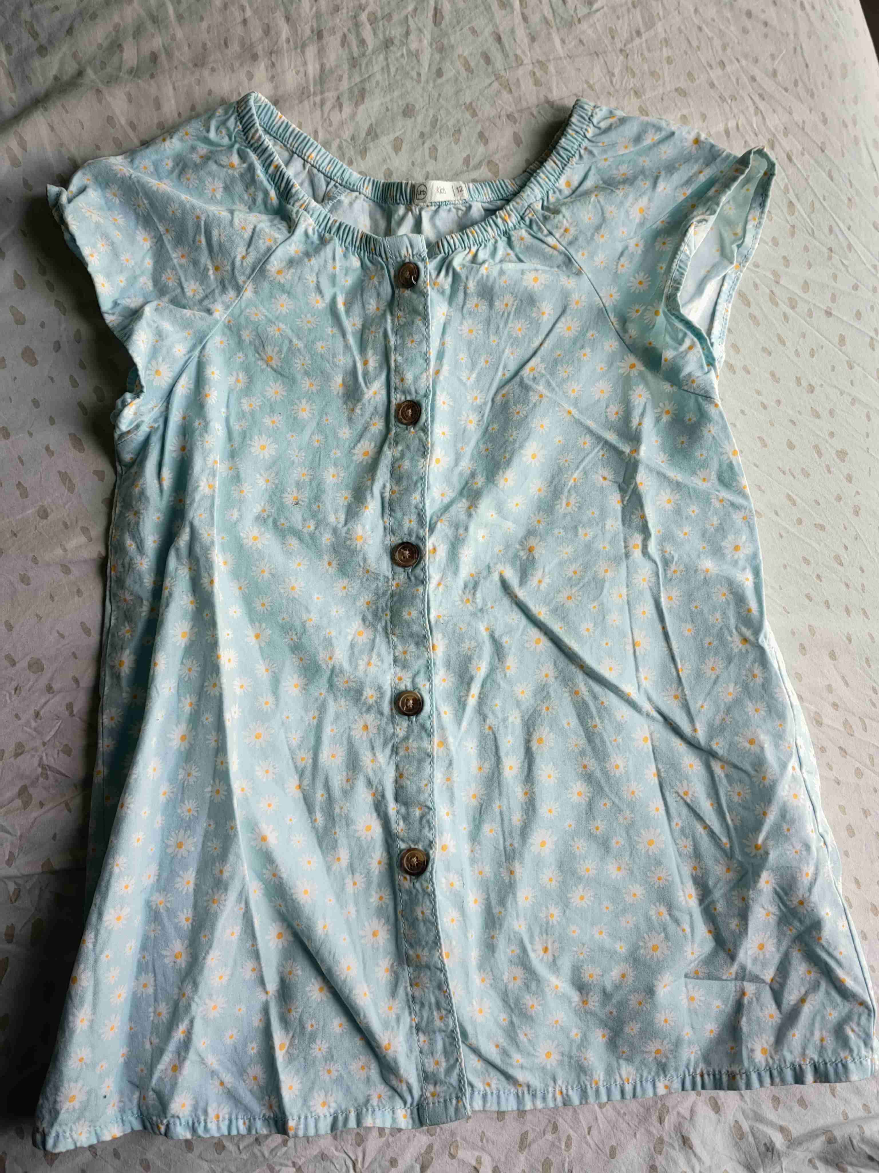 Blusa azul con flores pequeñas