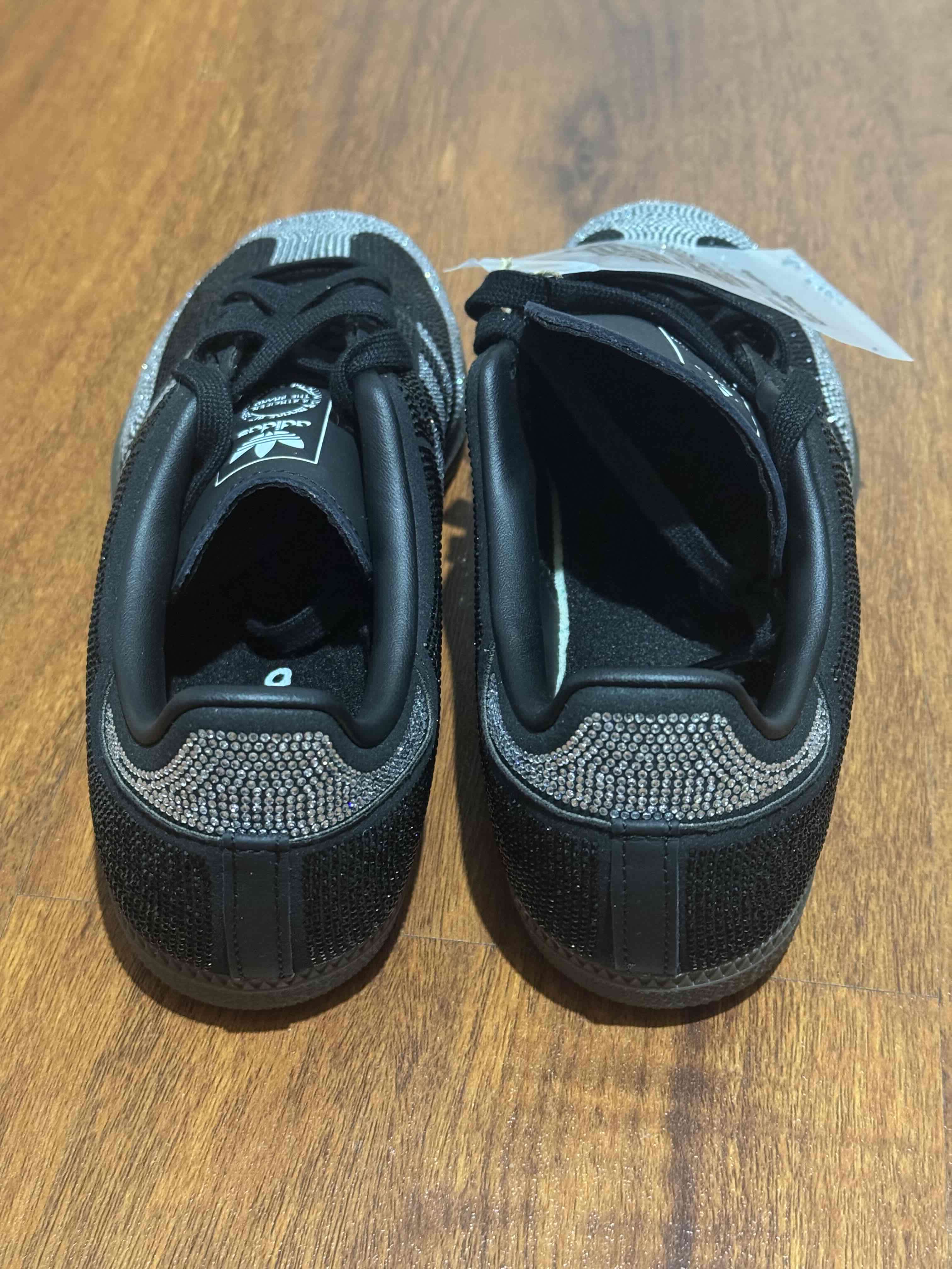 Zapatillas Adidas negras con brillo - miniatura 4