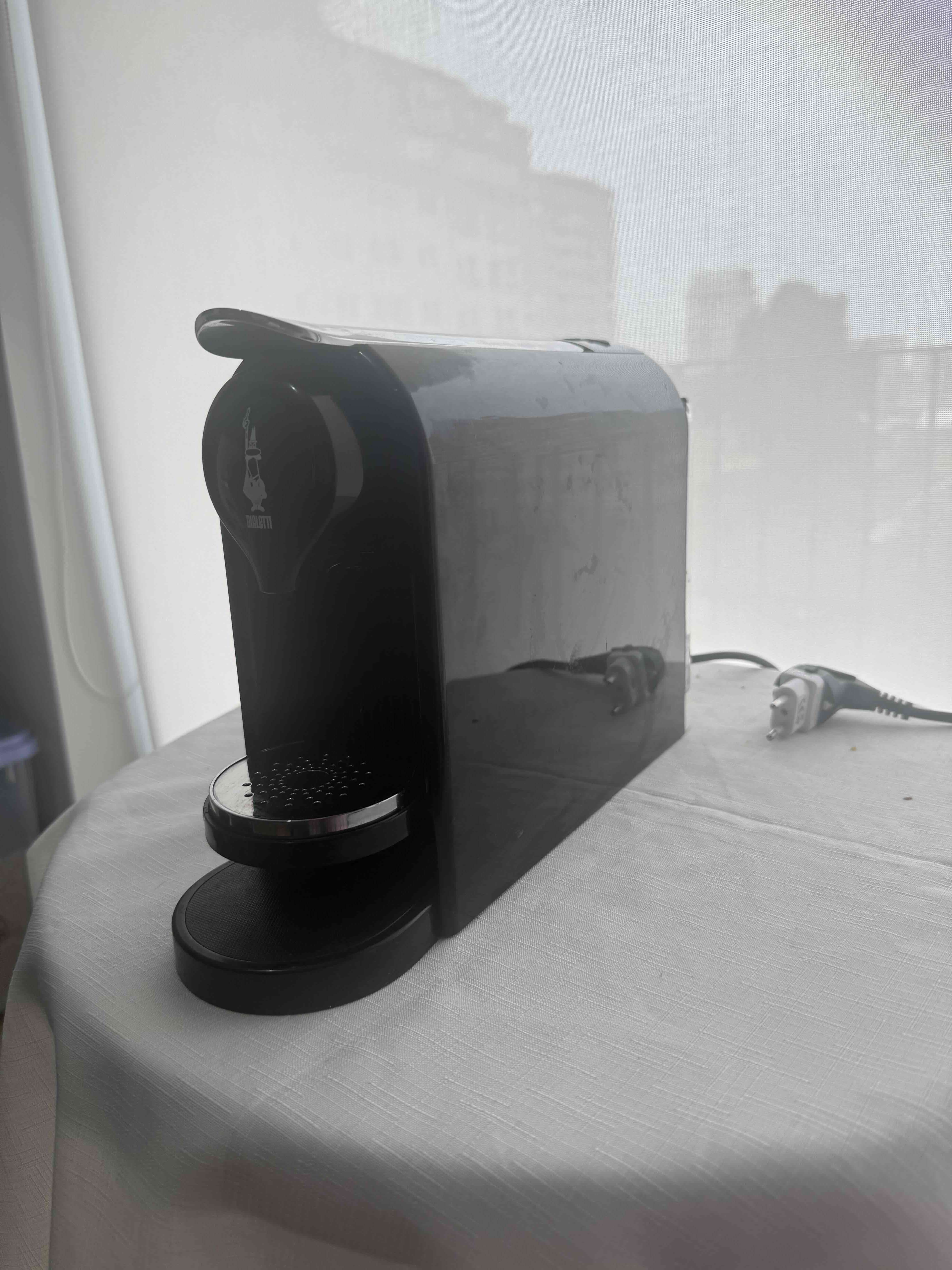 Cafetera espresso negra eléctrica bialetti italian - miniatura 1