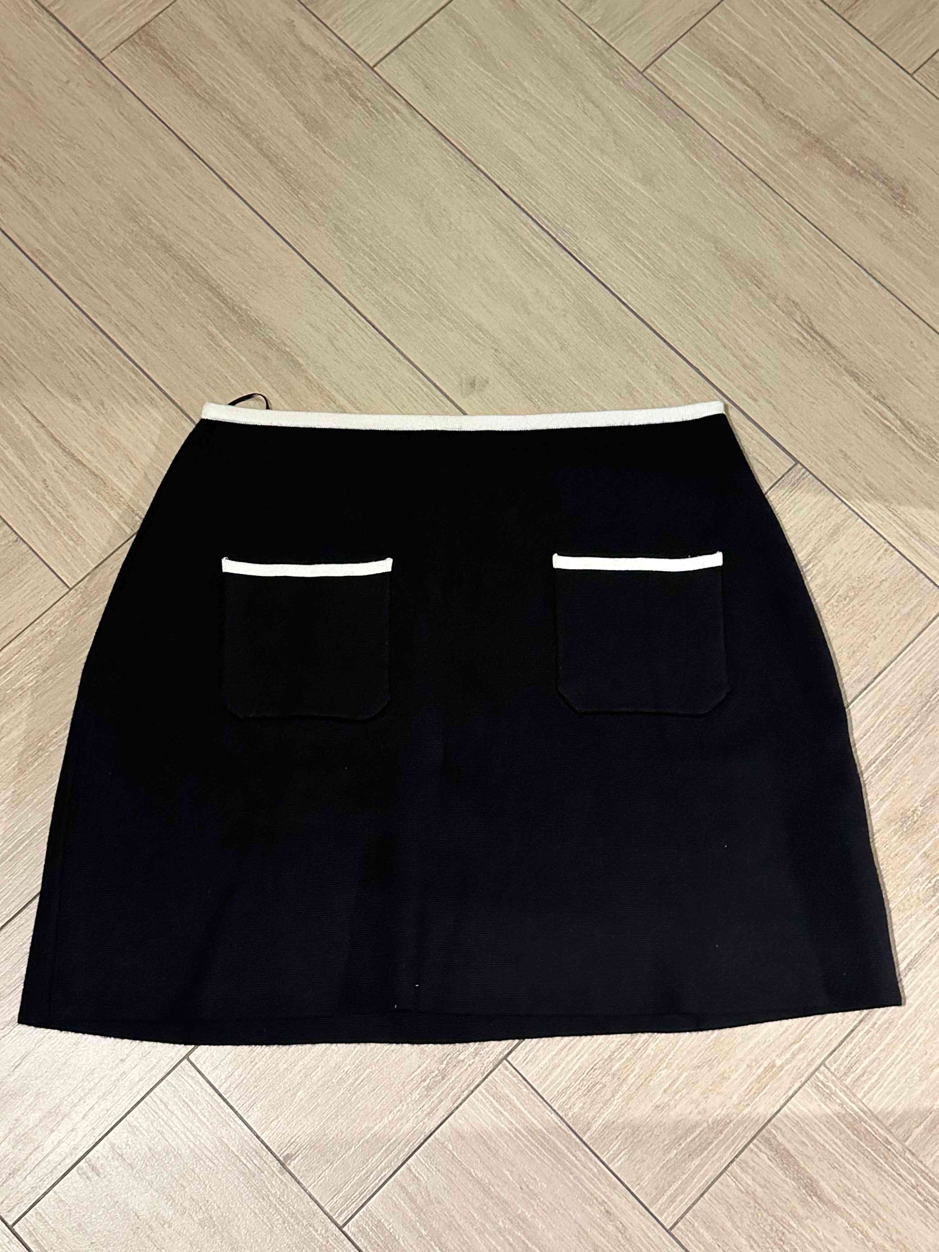 Falda negra con bolsillos