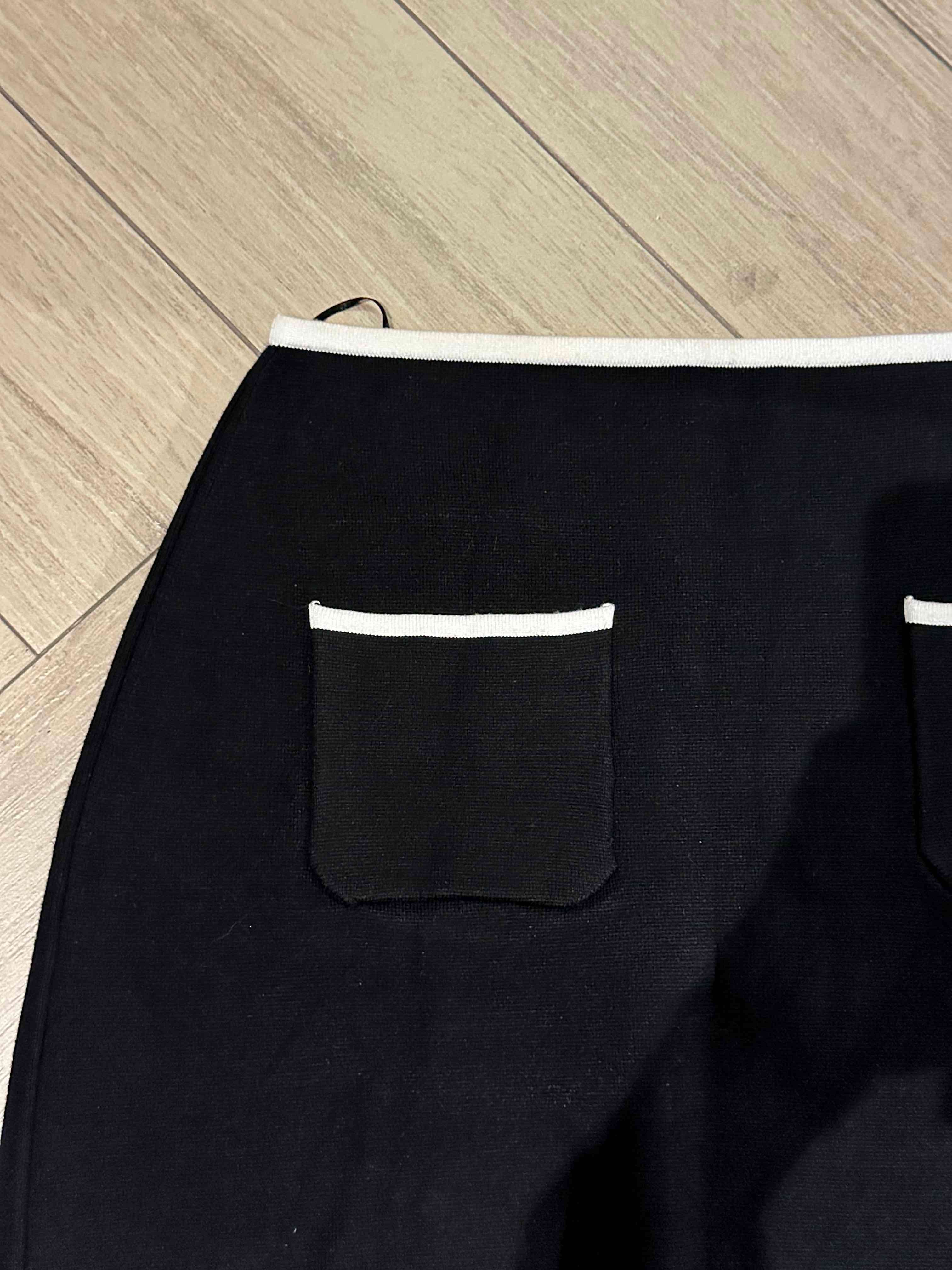 Falda negra con bolsillos - miniatura 2