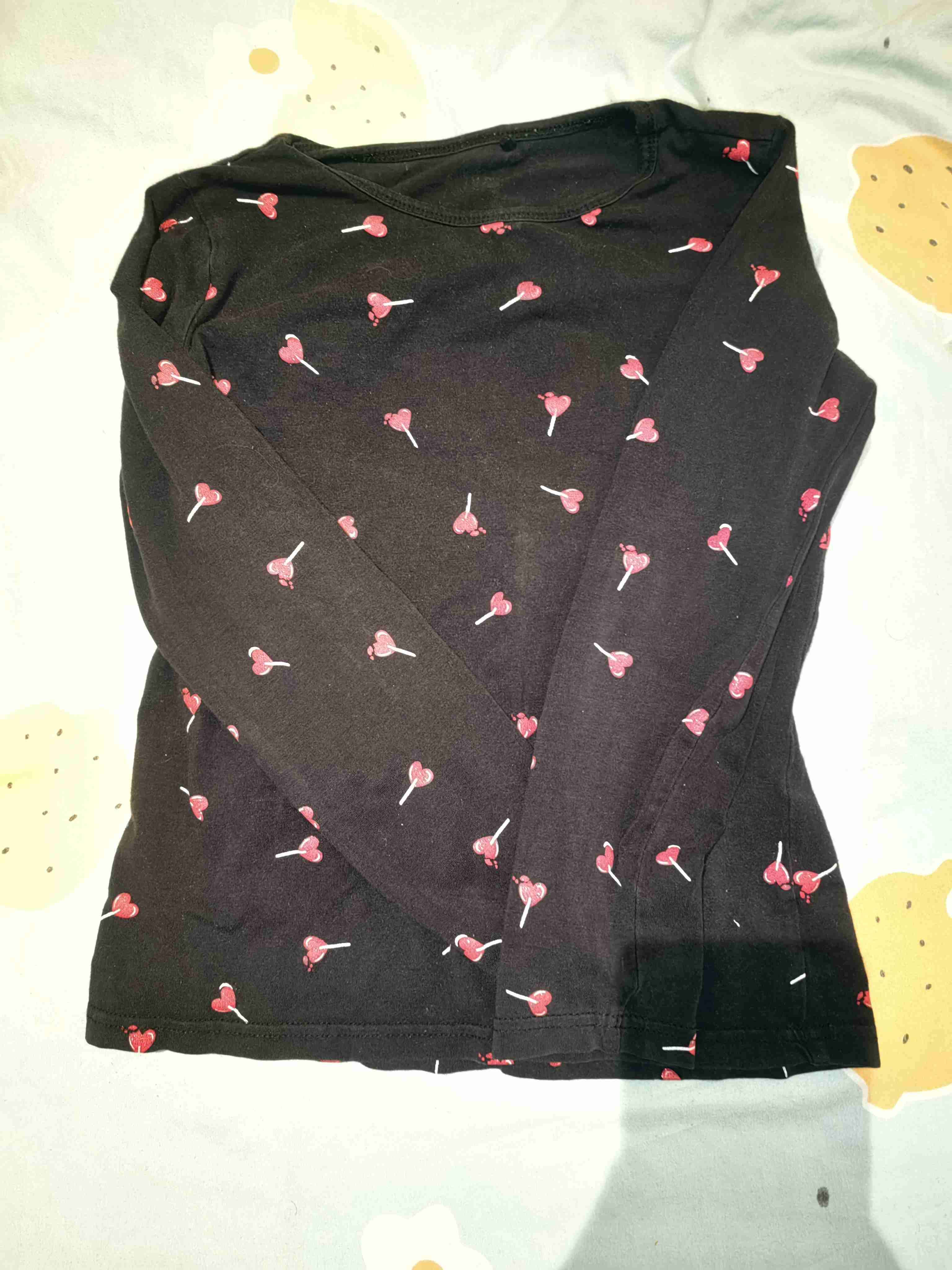 Polera negra con estampado de corazones