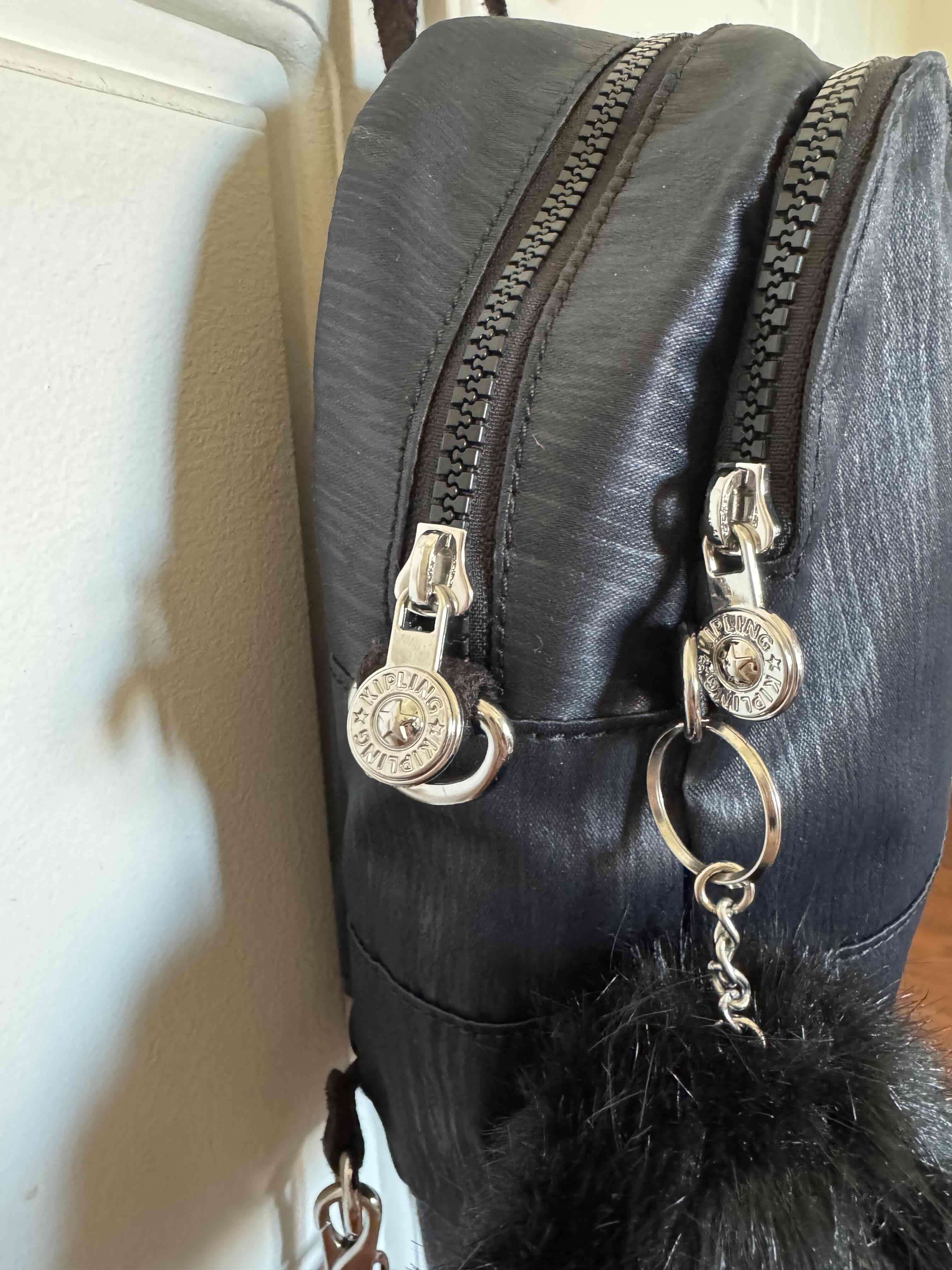 Mochila negra pequeña elegante - miniatura 3