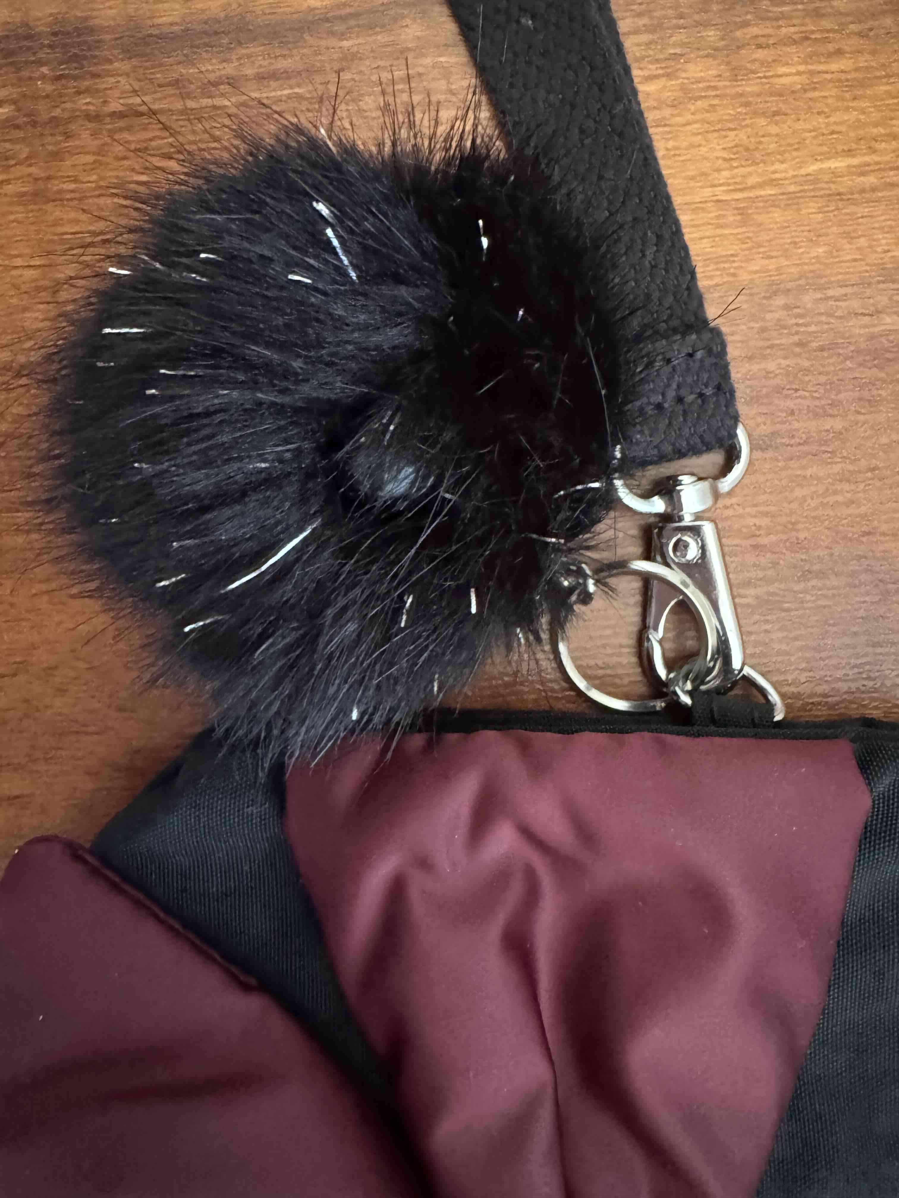 Estuche negro Kipling  lazo burdeos - miniatura 2