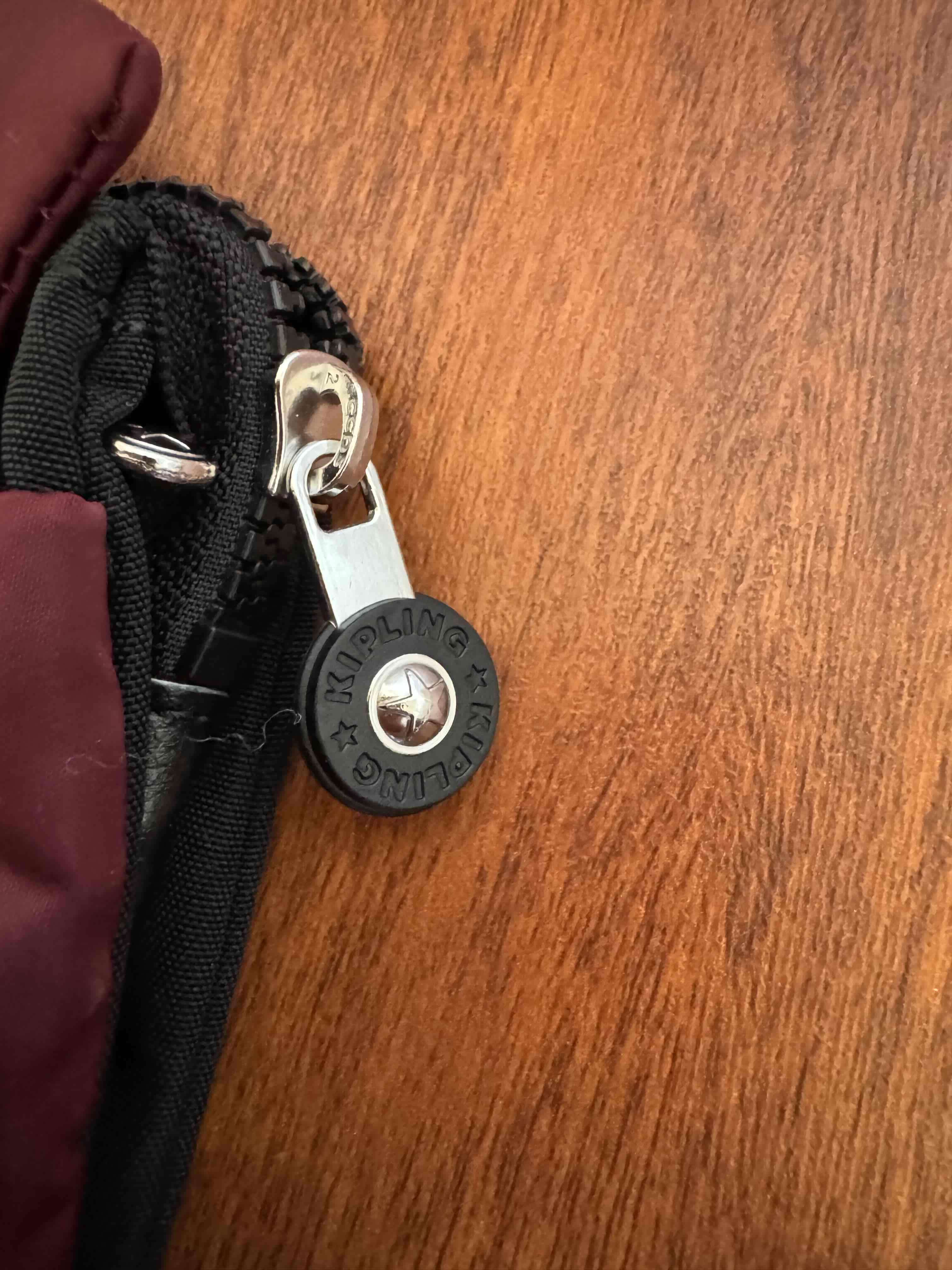 Estuche negro Kipling  lazo burdeos - miniatura 3