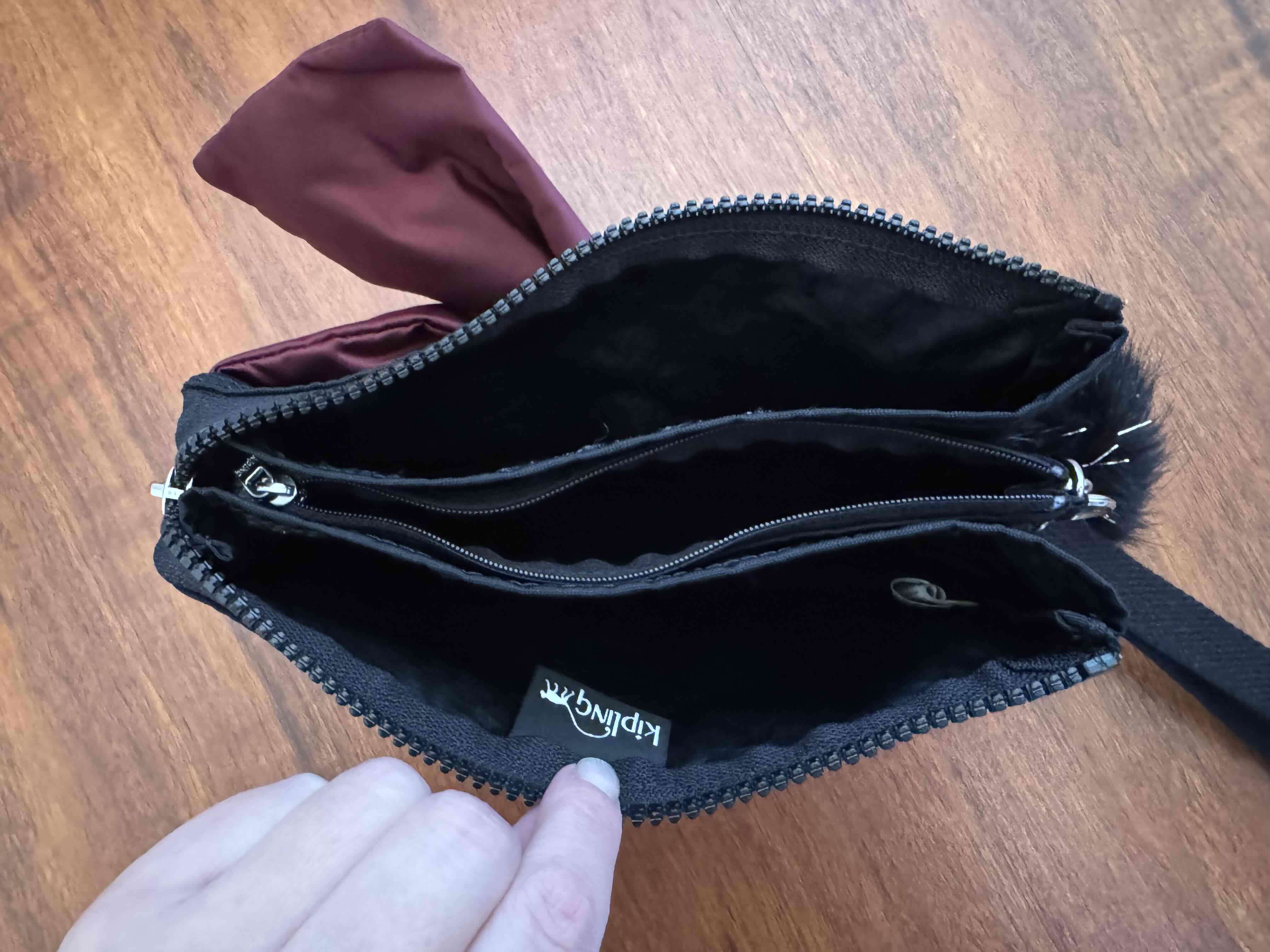 Estuche negro Kipling  lazo burdeos - miniatura 5