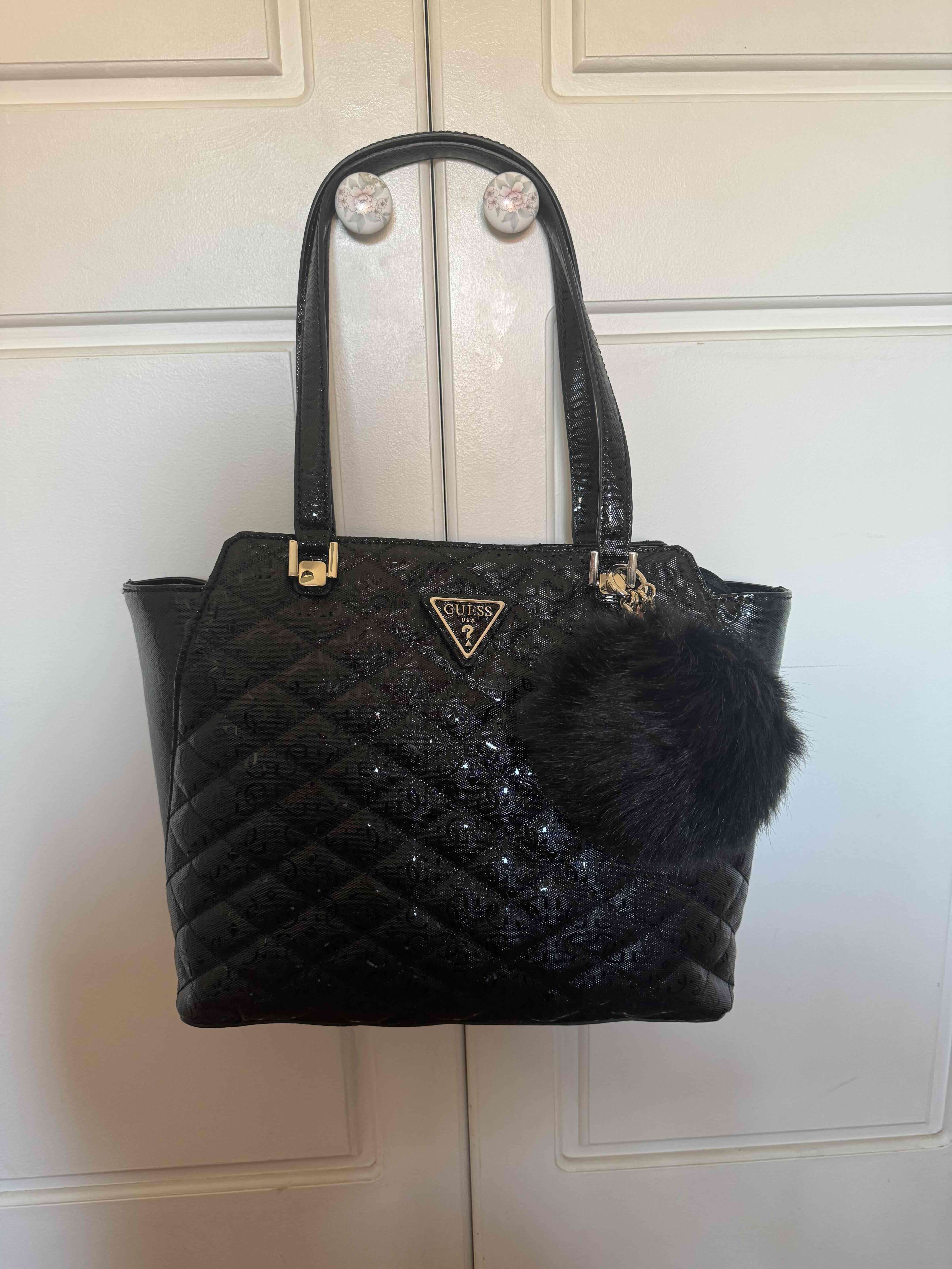 Cartera negra Guess acolchada - miniatura 1