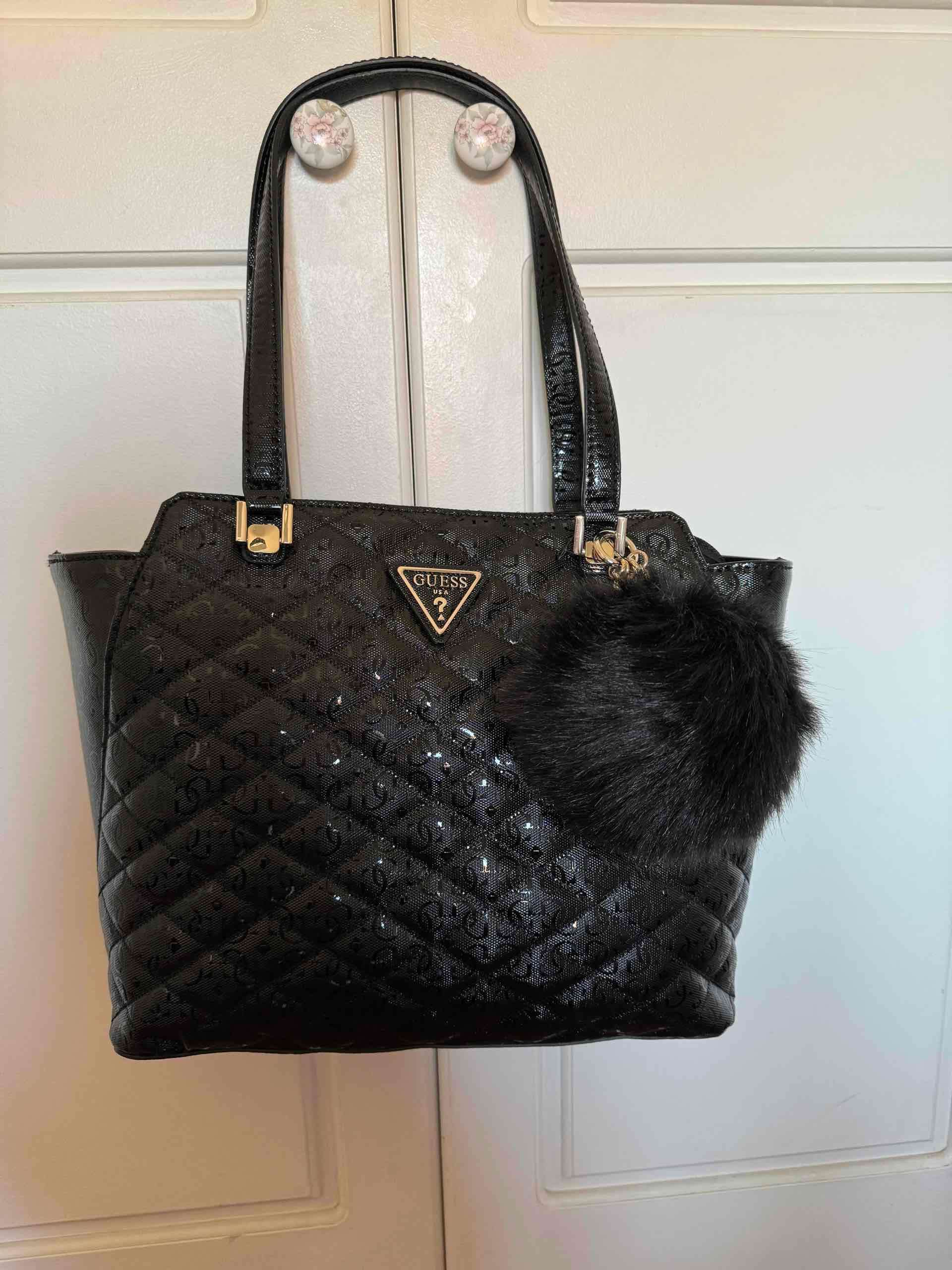 Cartera negra Guess acolchada - miniatura 2