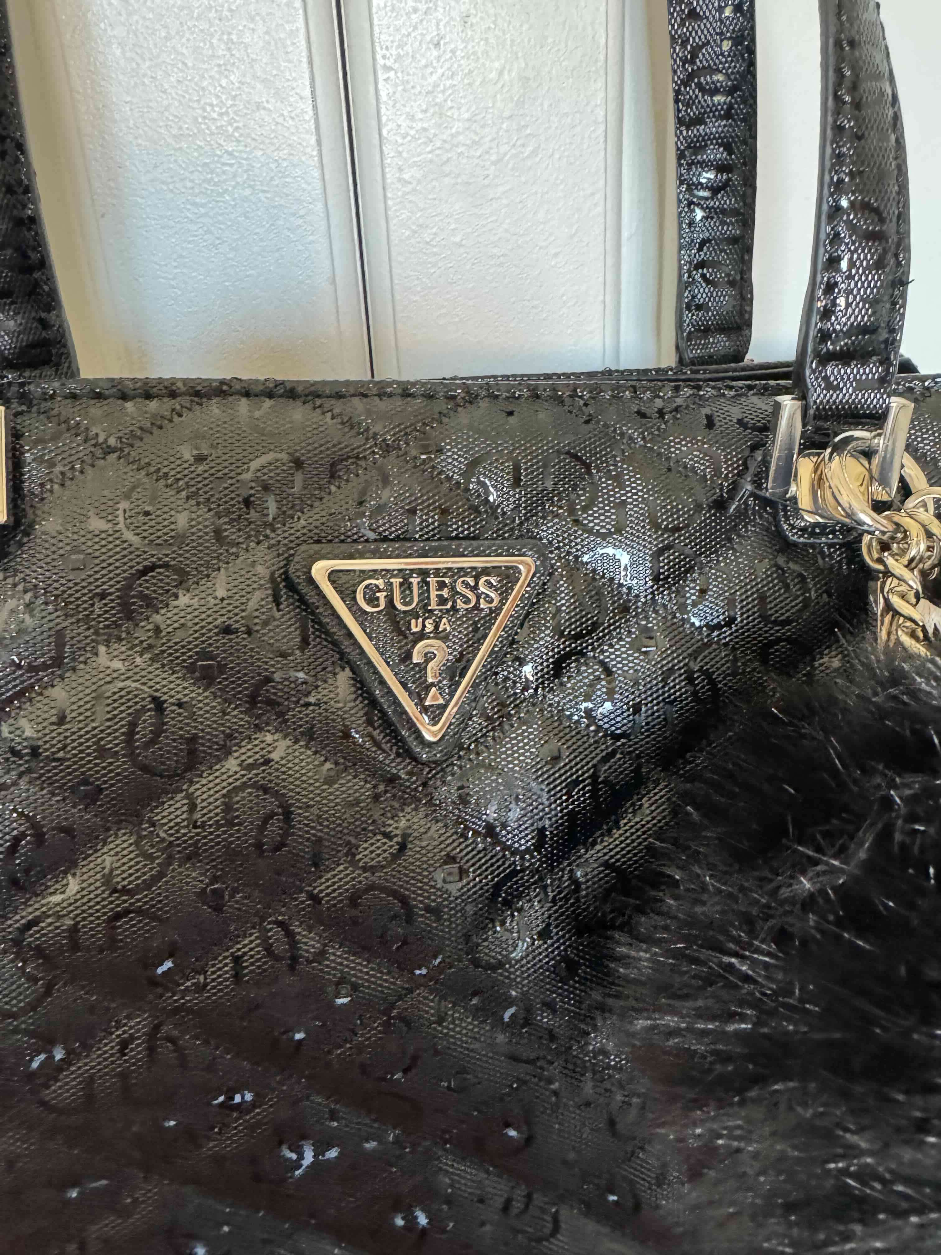 Cartera negra Guess acolchada - miniatura 3