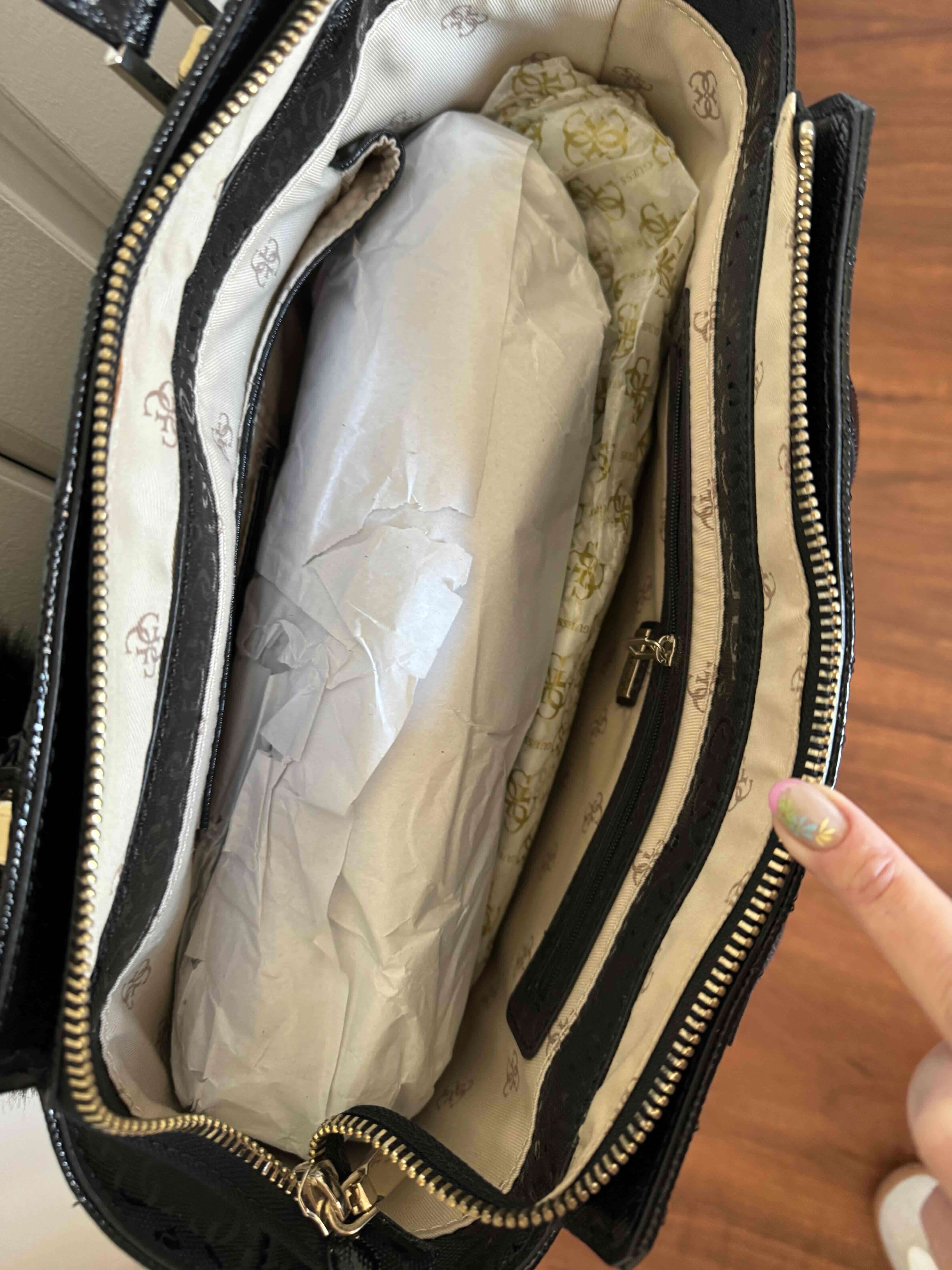 Cartera negra Guess acolchada - miniatura 5