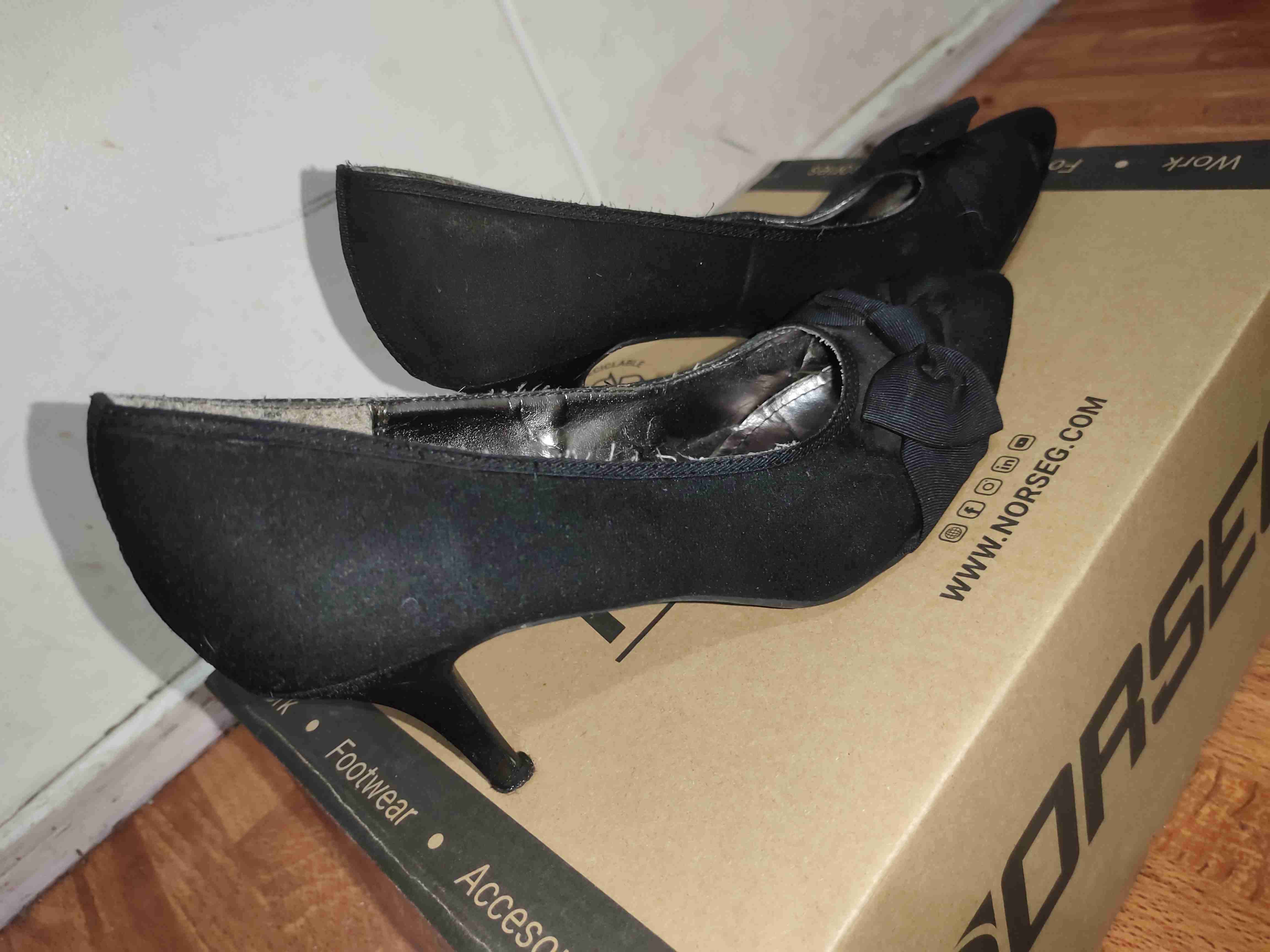 Tacones negros con lazo - miniatura 2