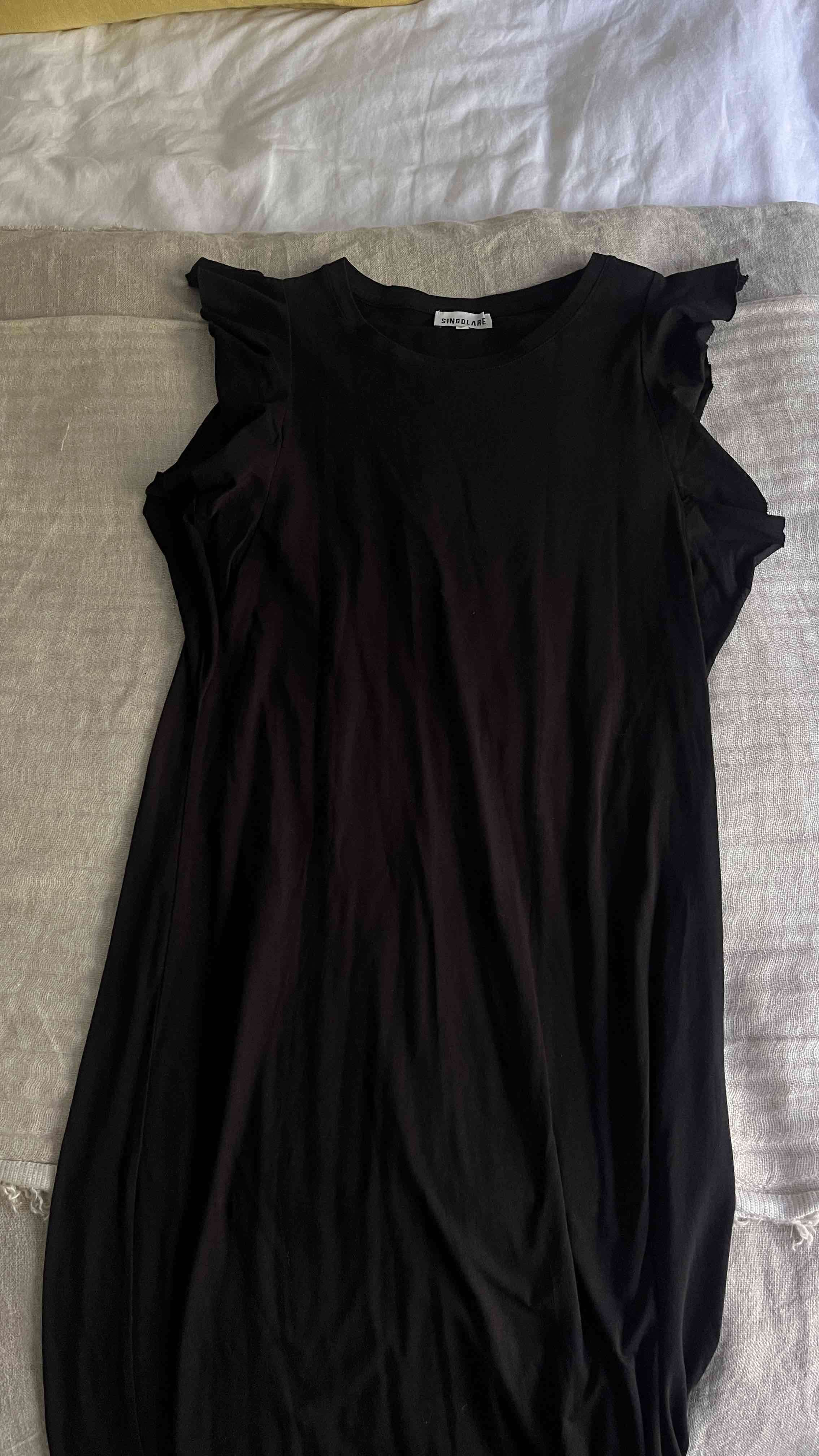 Vestido negro con volantes