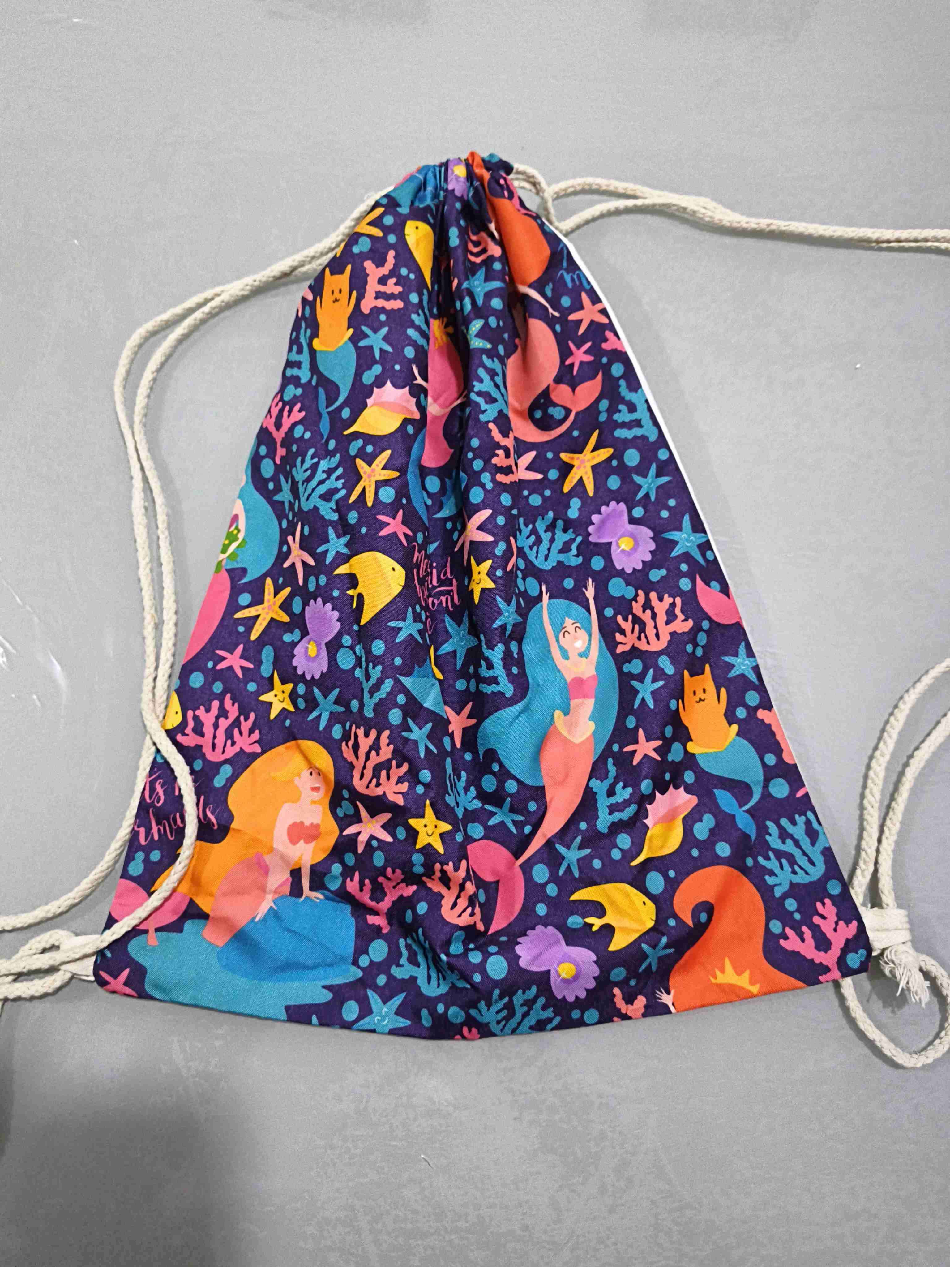 Mochila tipo saco con diseño de sirenas - miniatura 4