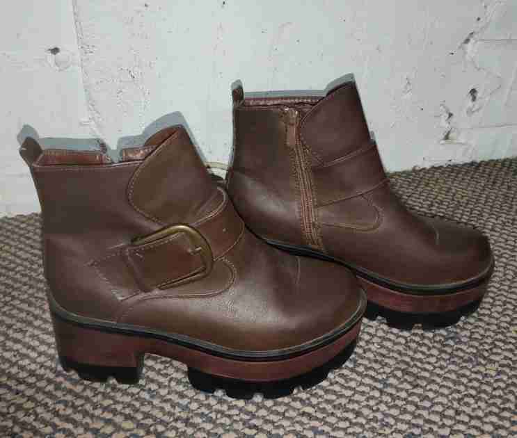 Botines de cuero marrón con hebilla