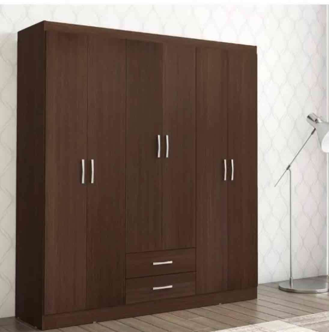 Closet de madera oscuro