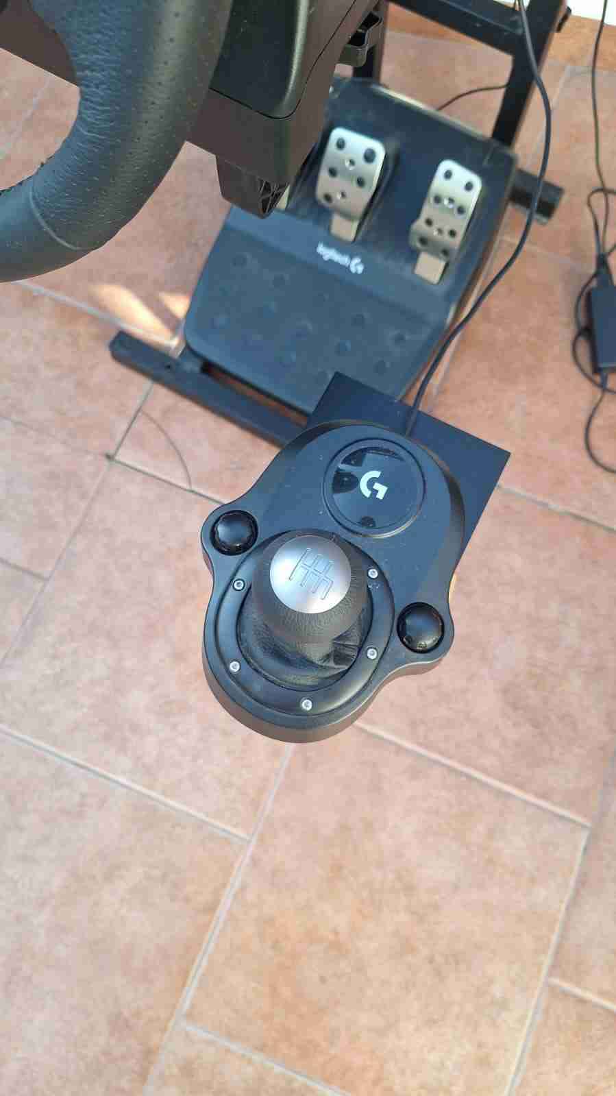 Volante de carreras Logitech con pedales - miniatura 4