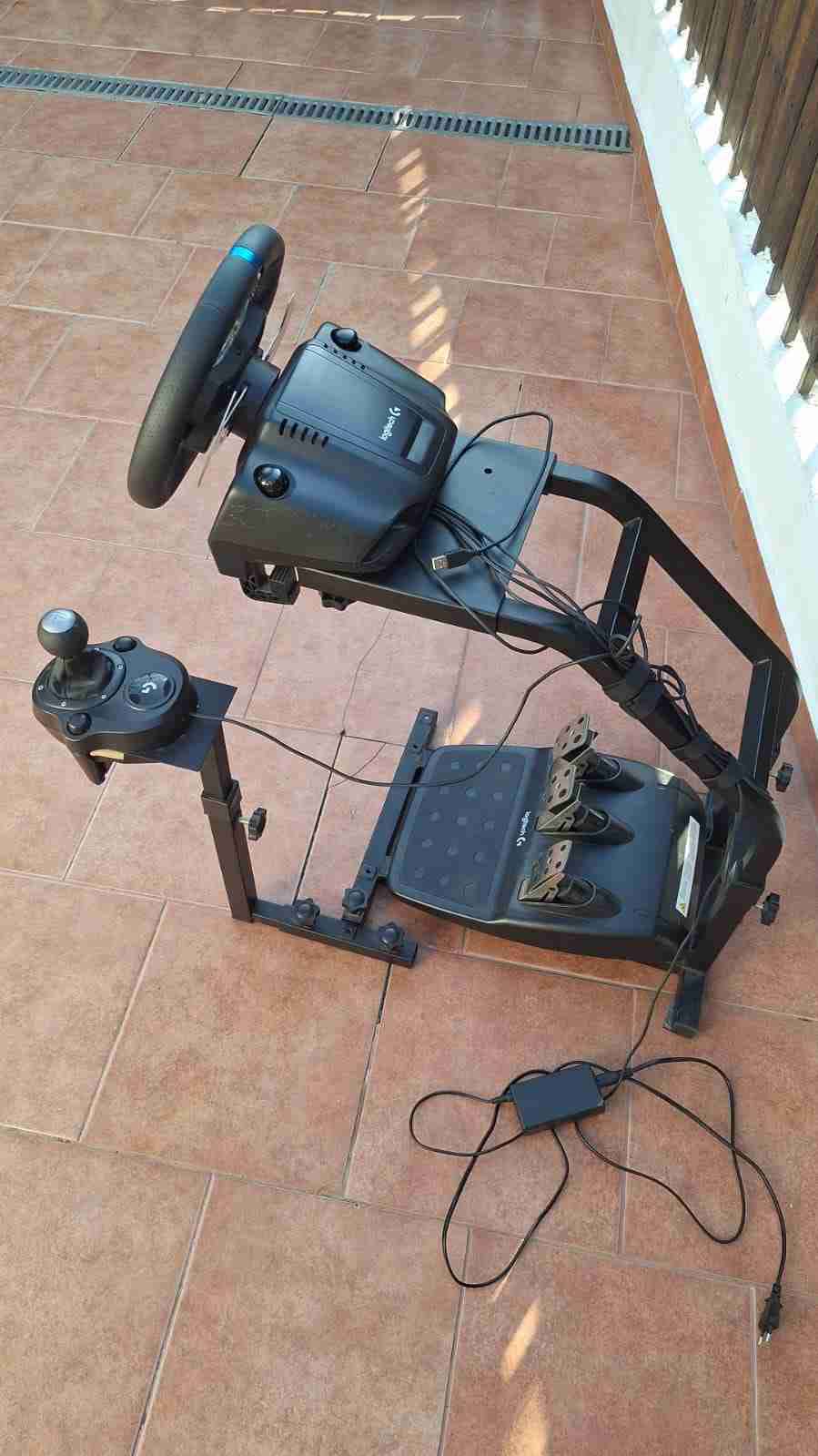 Volante de carreras Logitech con pedales - miniatura 5