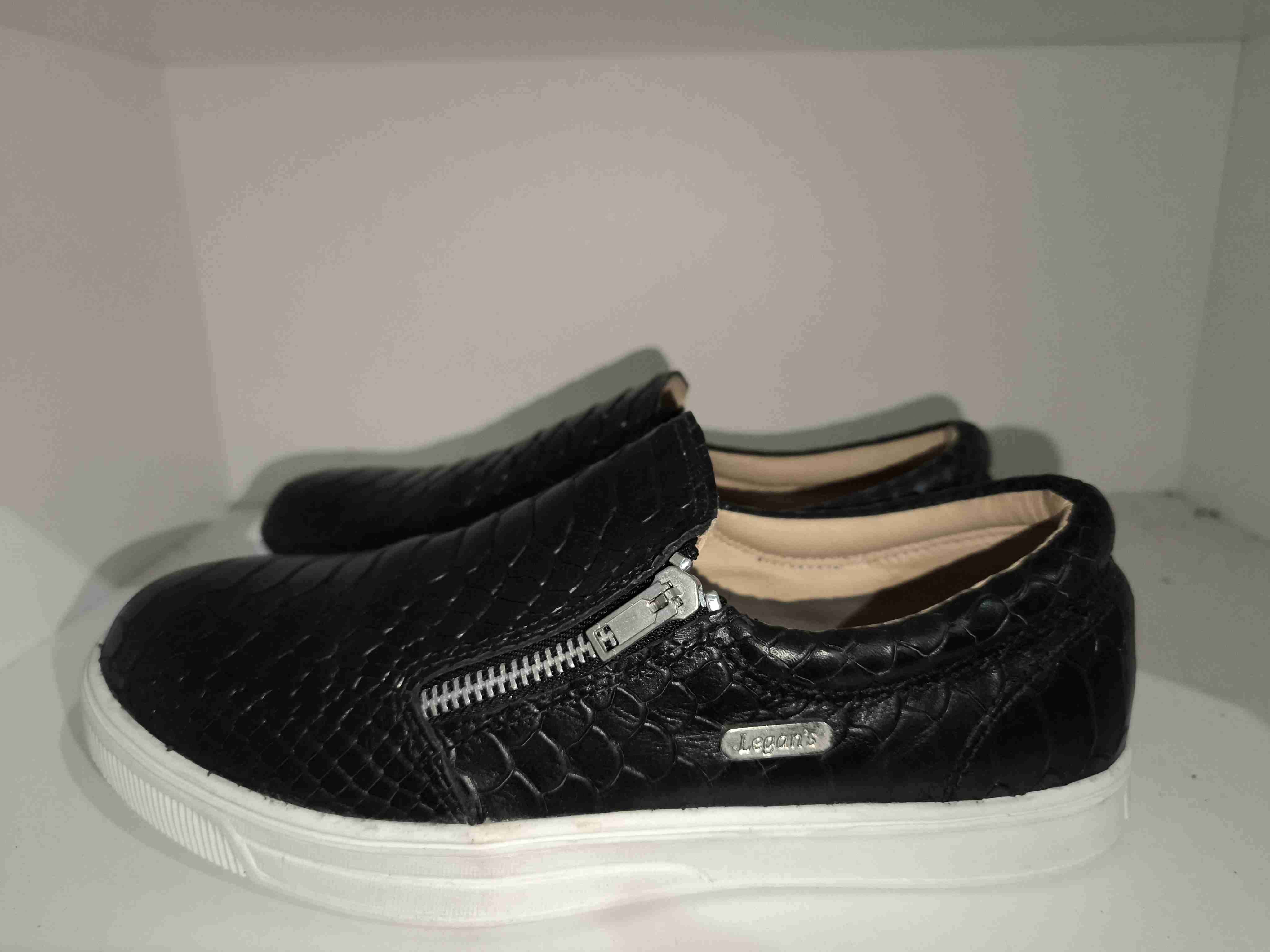 Zapatillas de cuero negras con cierre - miniatura 1