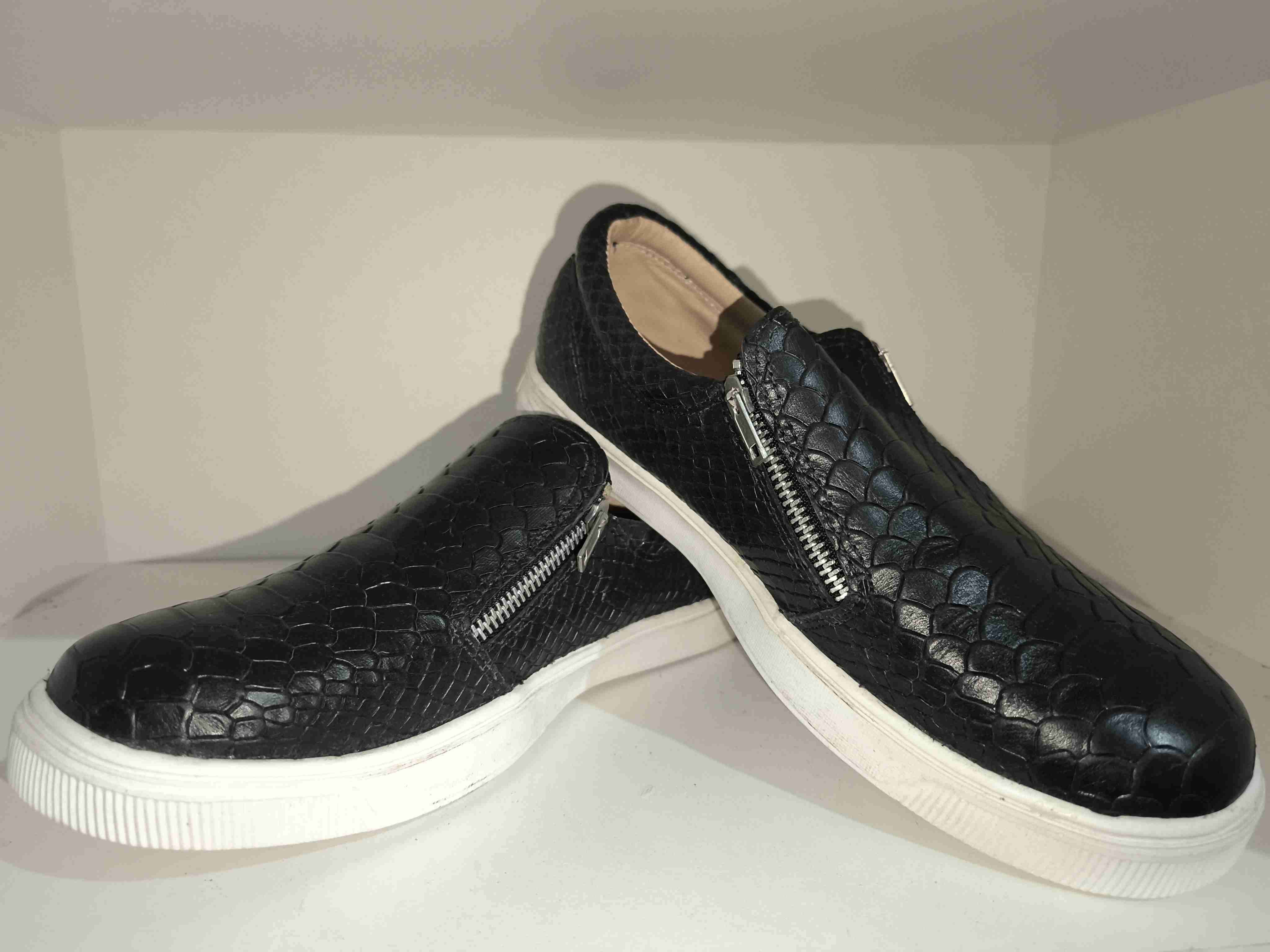 Zapatillas de cuero negras con cierre - miniatura 2