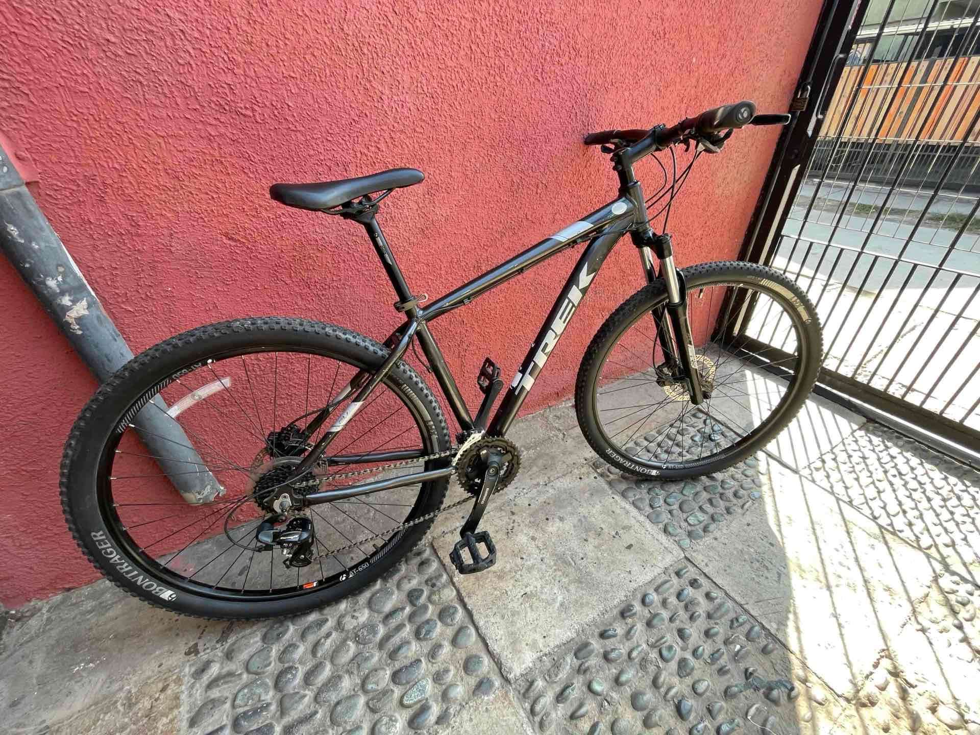 Bicicleta de montaña negra Treck Martín 6 - miniatura 2