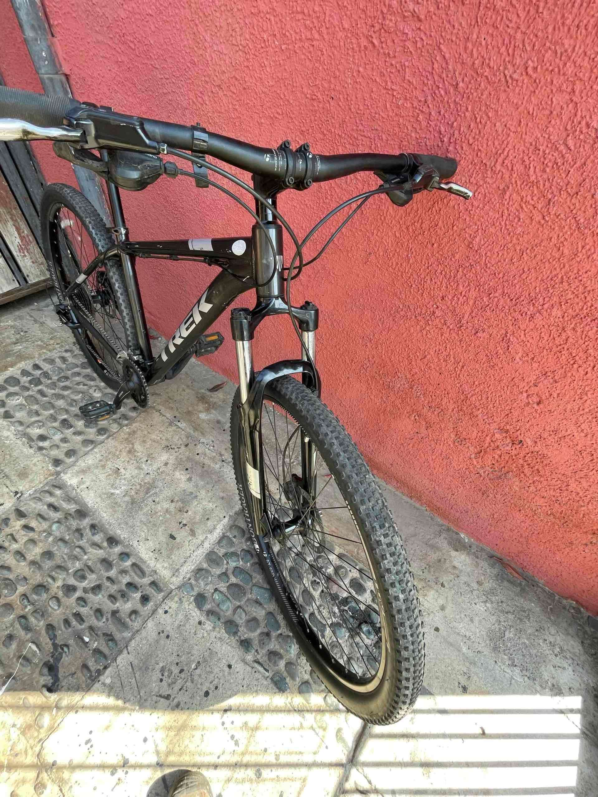 Bicicleta de montaña negra Treck Martín 6 - miniatura 3