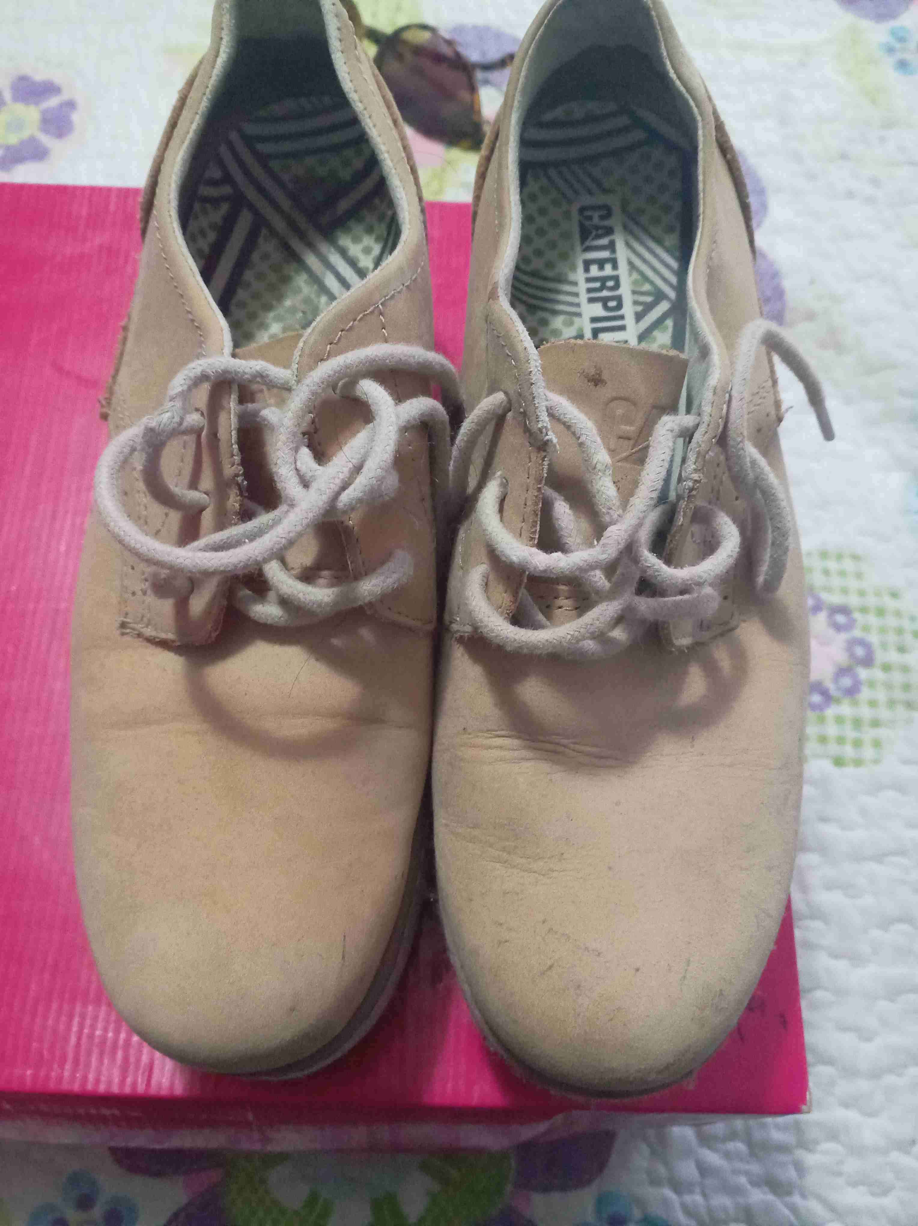 Zapatos Caterpillar beige usados - miniatura 1