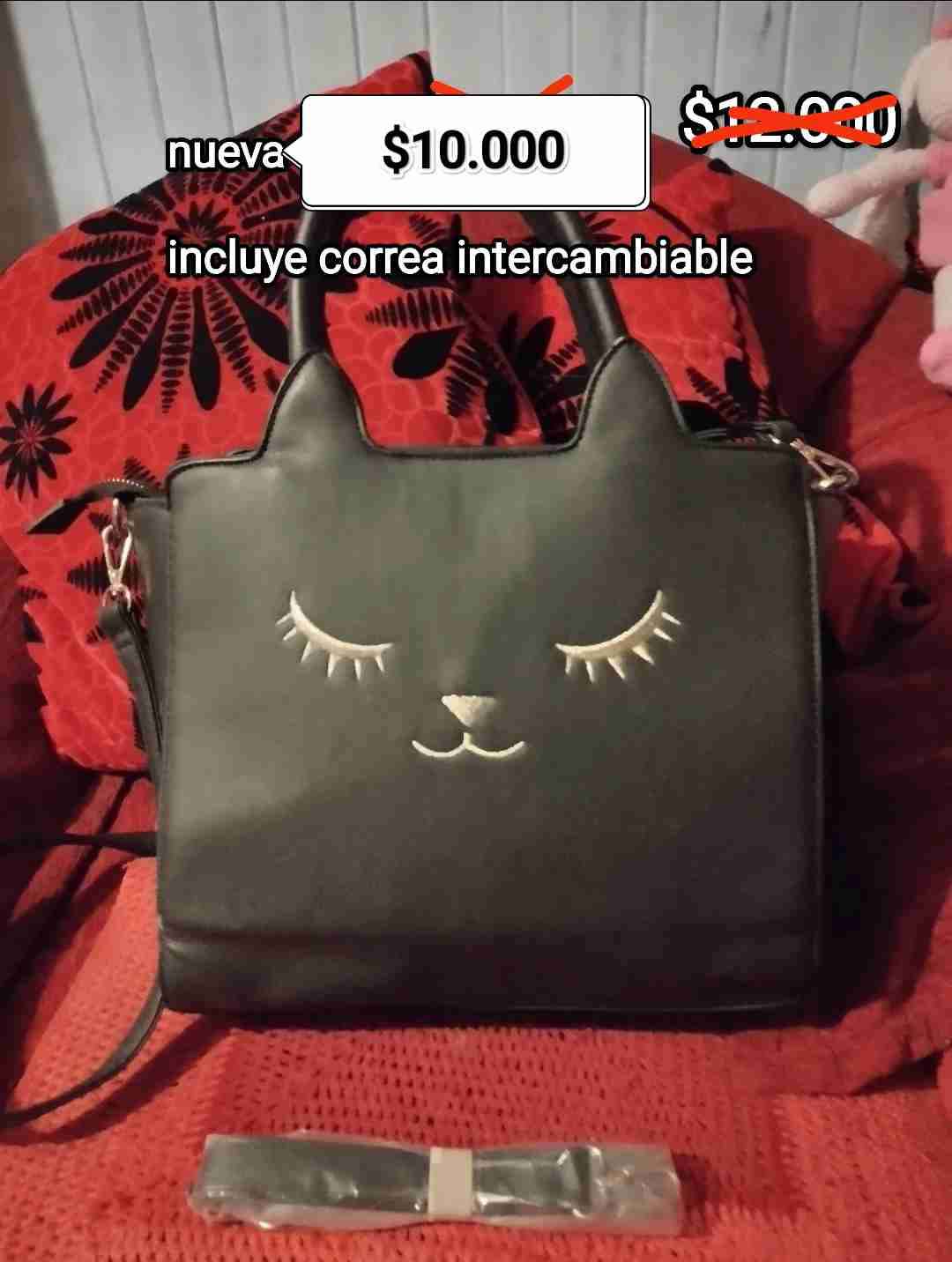Cartera negra con diseño de gato
