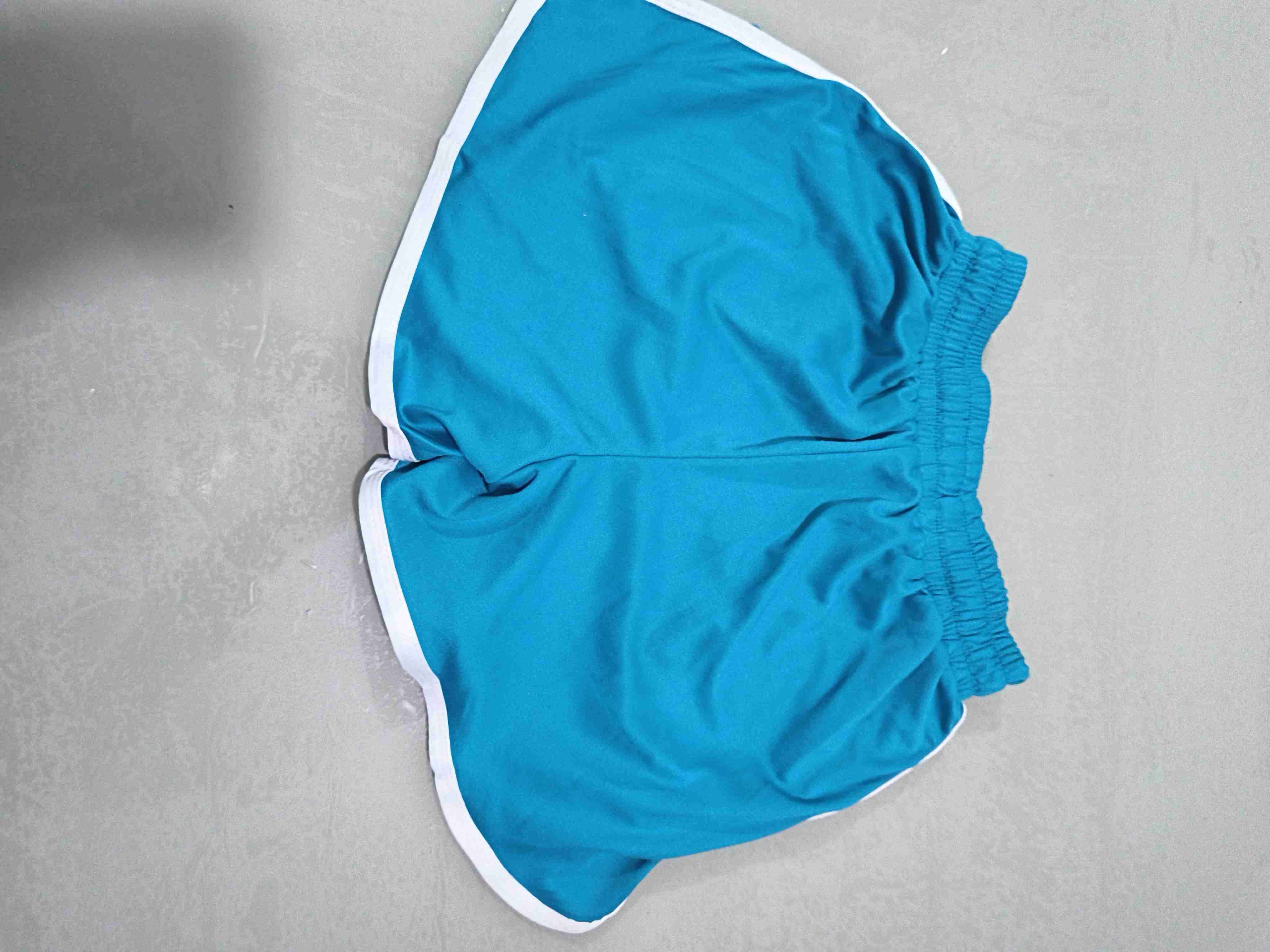 Shorts deportivos azules con borde blanco para muj - miniatura 2