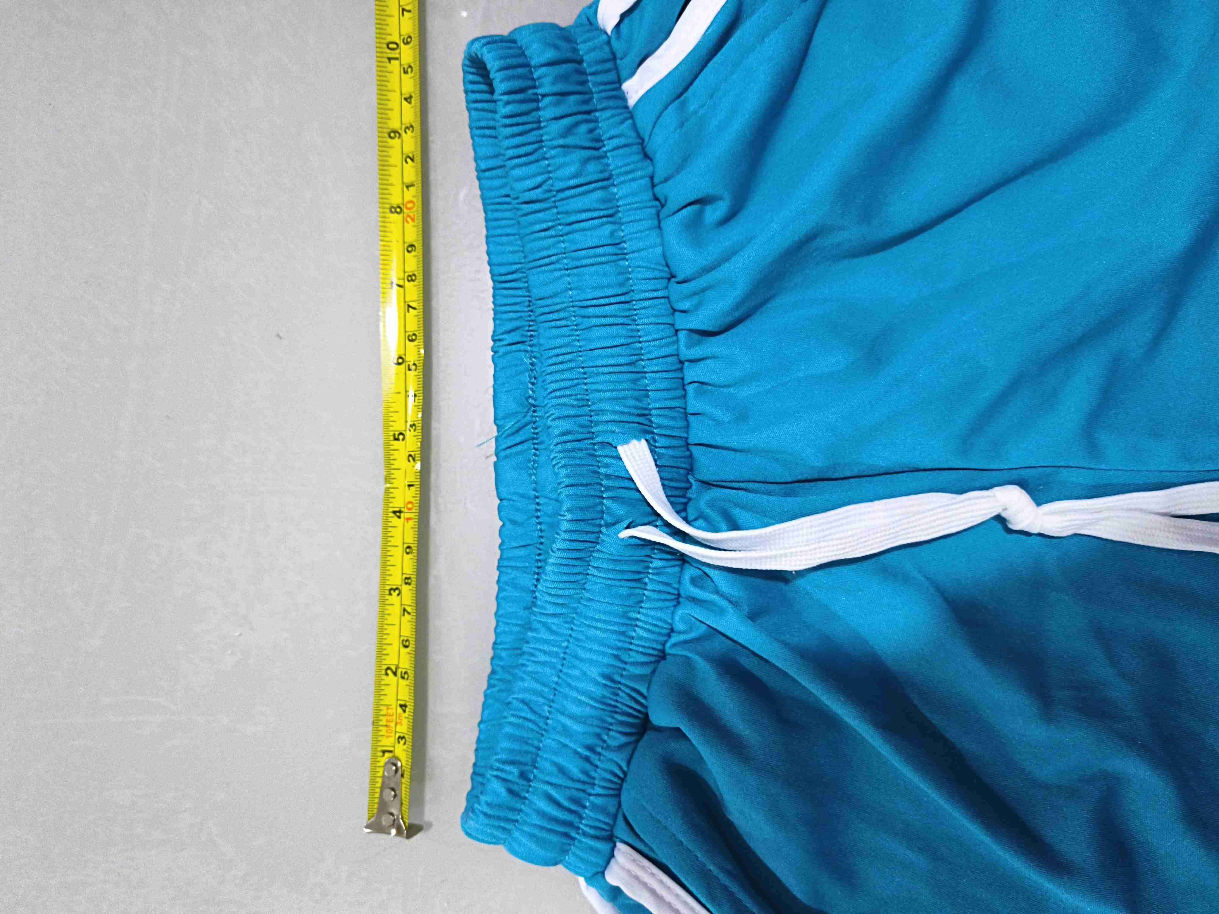 Shorts deportivos azules con borde blanco para muj - miniatura 3