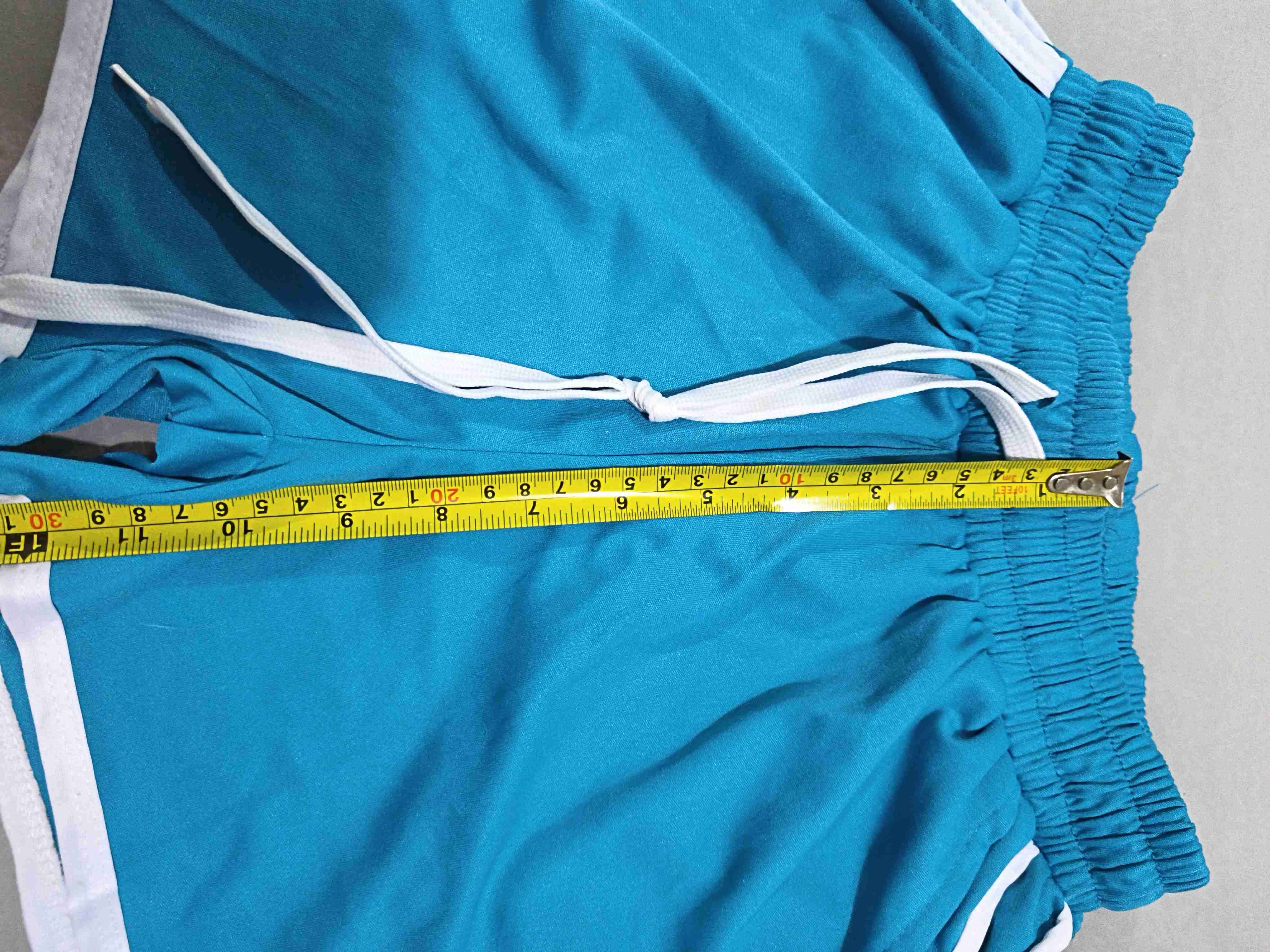 Shorts deportivos azules con borde blanco para muj - miniatura 5