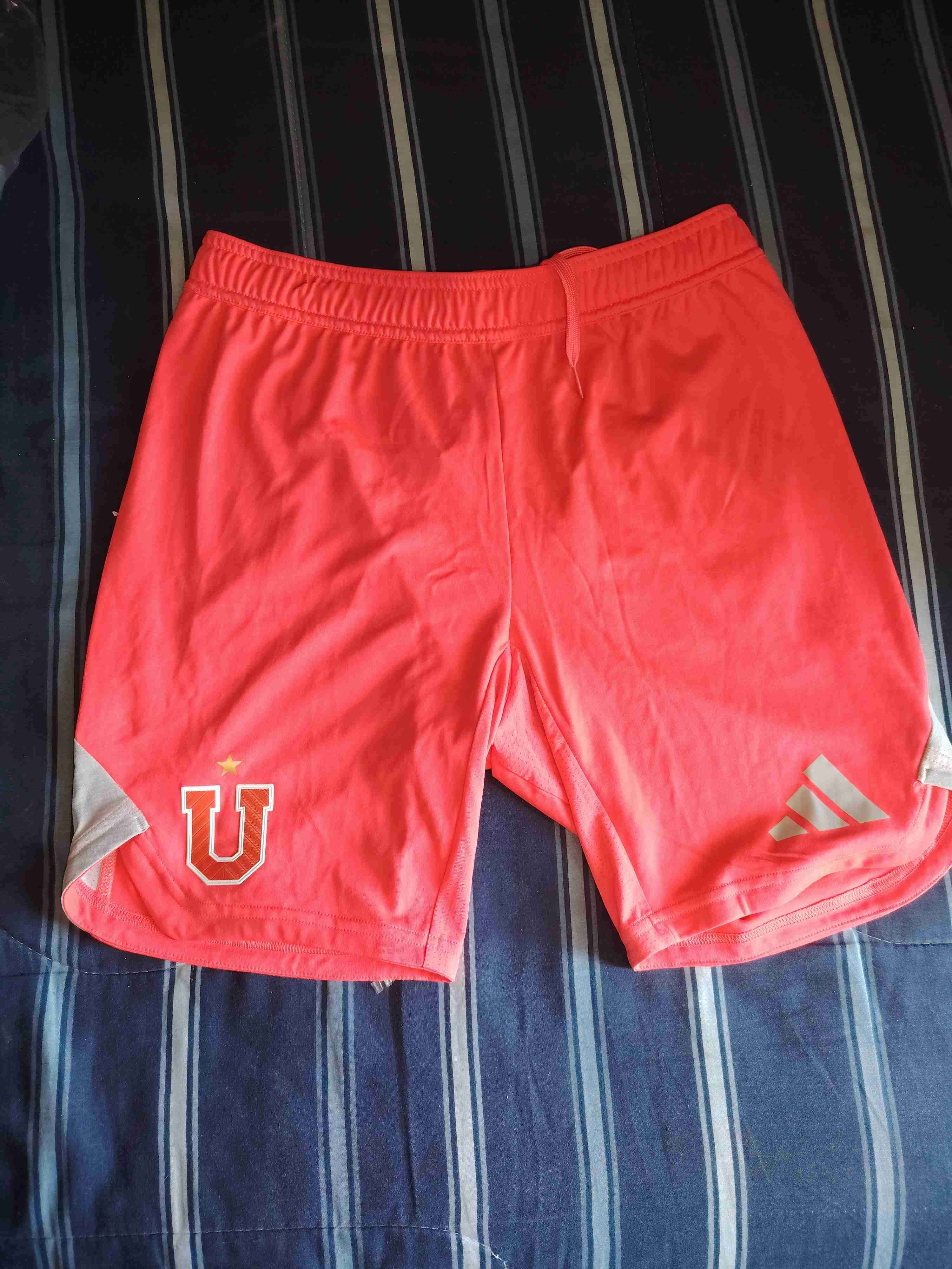 Shorts deportivos rojos con logo - miniatura 1