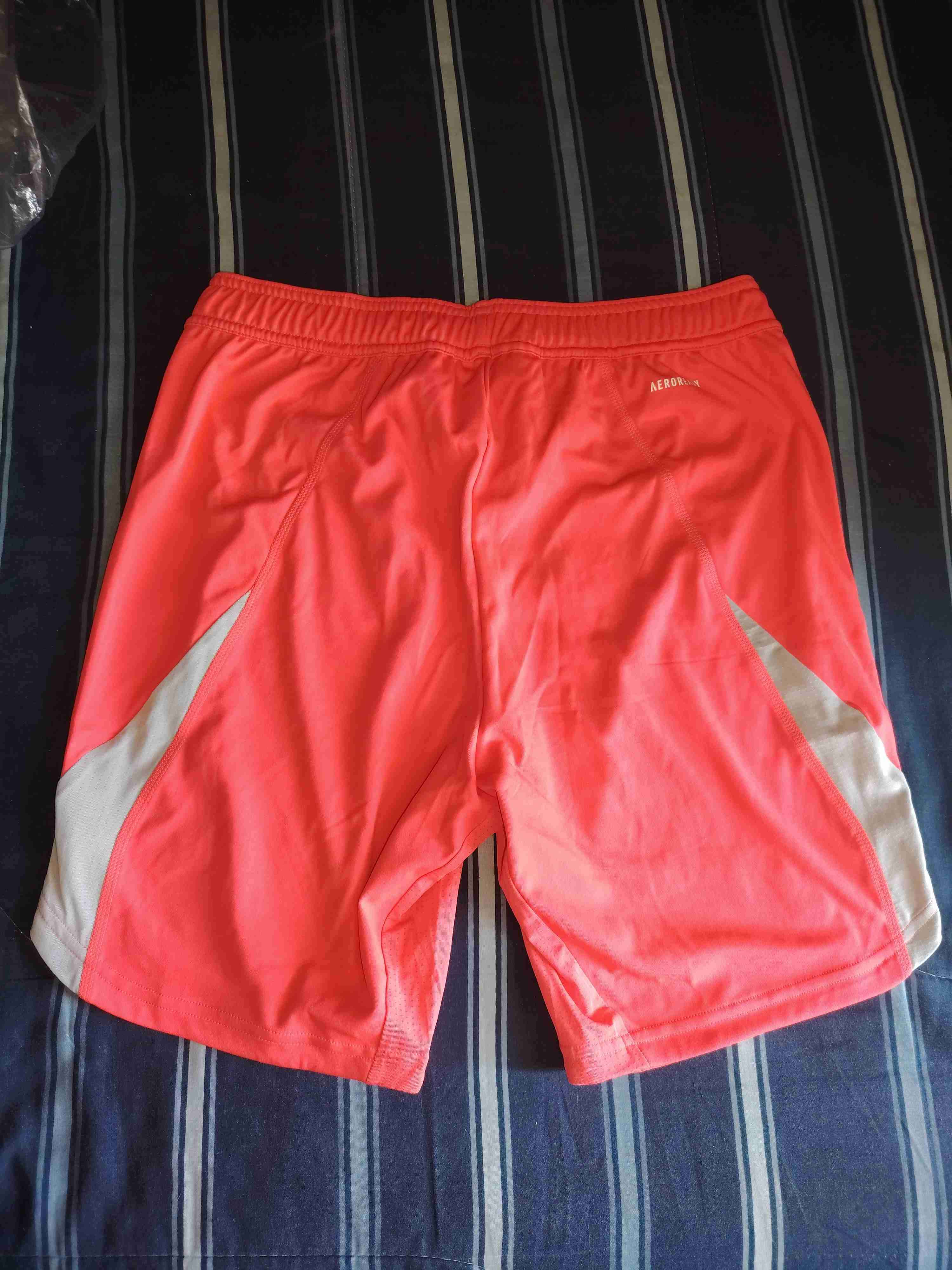 Shorts deportivos rojos con logo - miniatura 3