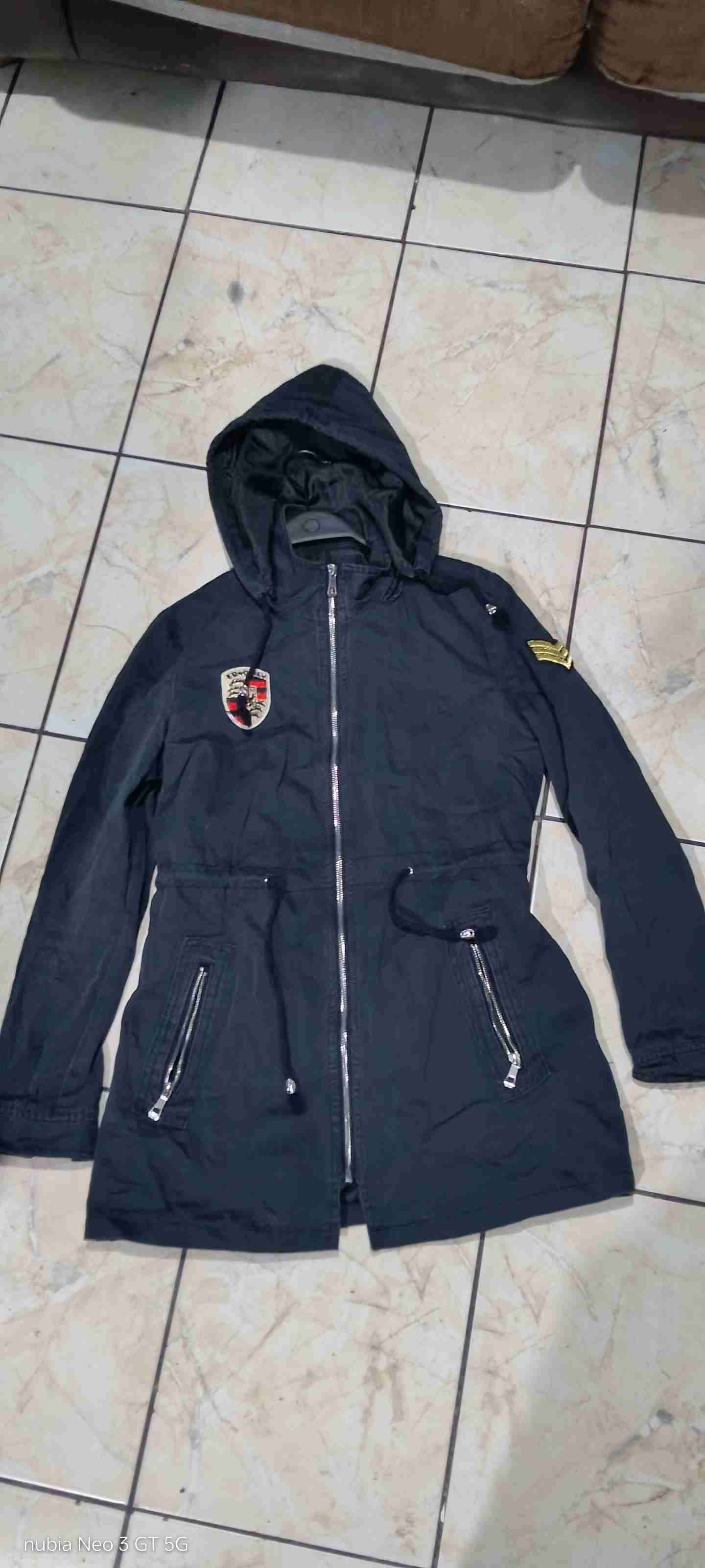 Parka negra con capucha y parches - miniatura 1